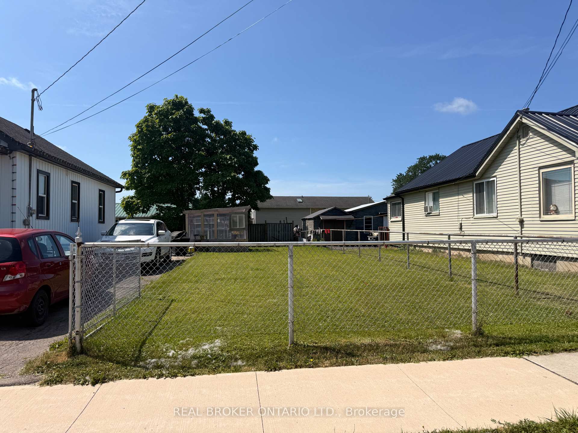 VL Broadway Avenue, Welland, ON, exterior
