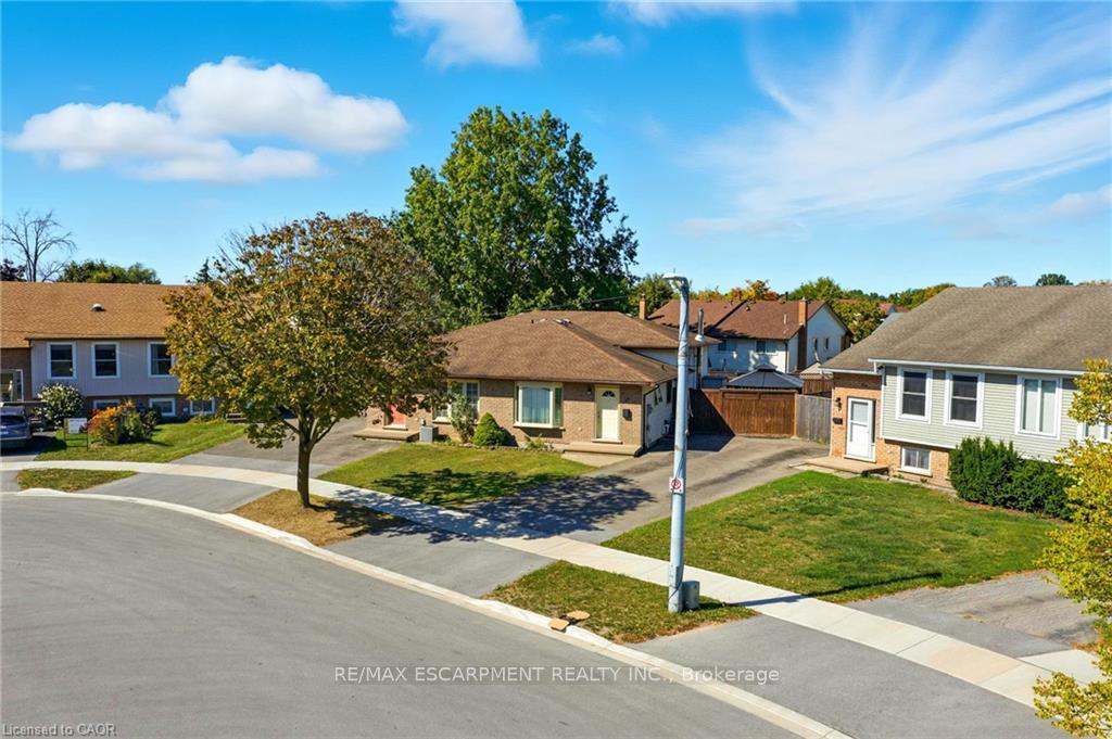30 Rainbow Court, Welland, ON, exterior