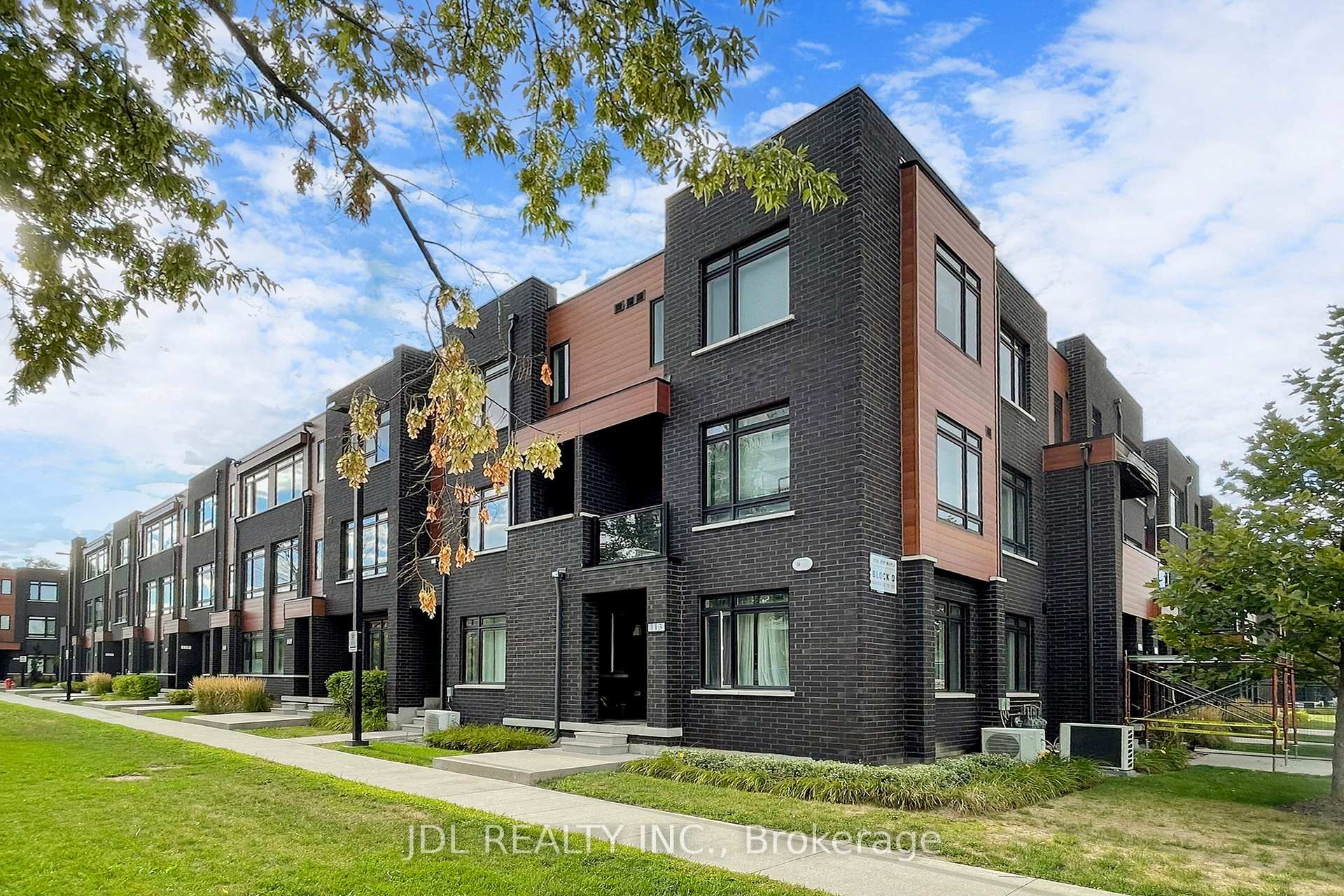 112 - 370 Red Maple Road, Richmond Hill, ON, exterior