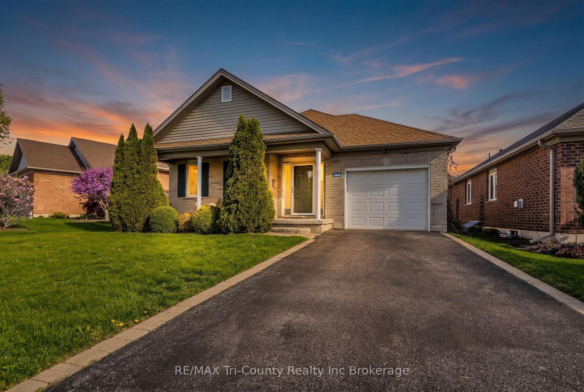 210 Baldwin Street, Tillsonburg, ON, exterior