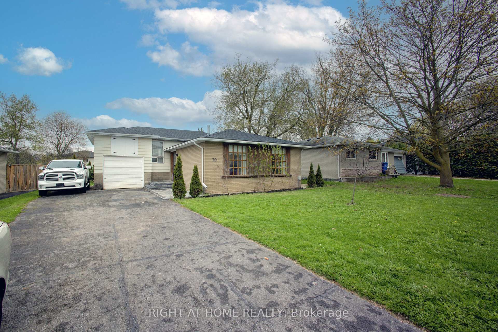 30 Parkview Drive, Orangeville, ON, exterior