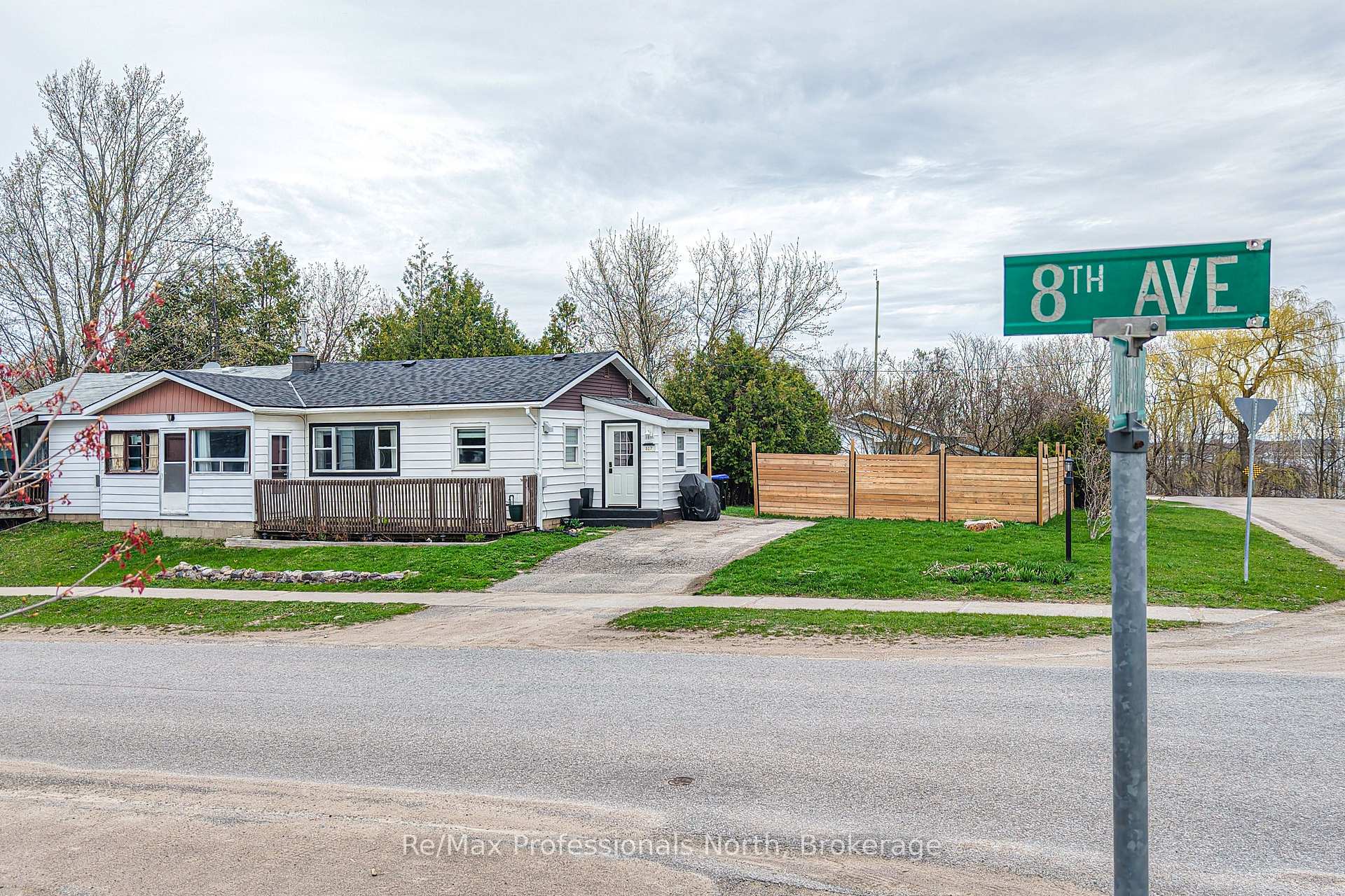 817 Eighth Avenue, Tay, ON, exterior