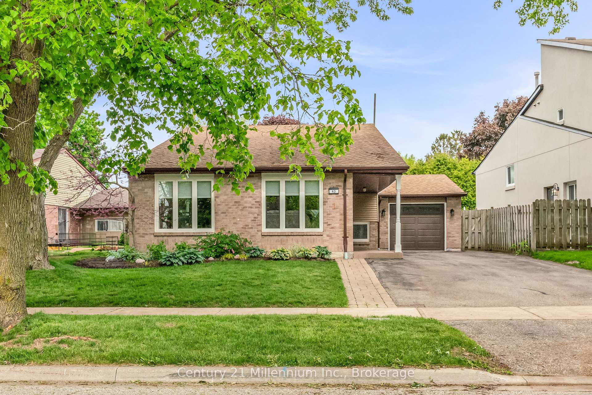 Drive - 43 Stoddart Drive, Aurora, ON, exterior