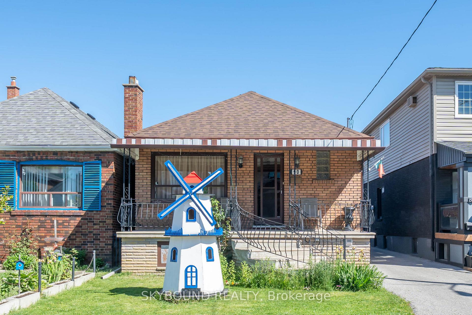 90 Ypres Road, Toronto W03, ON, exterior