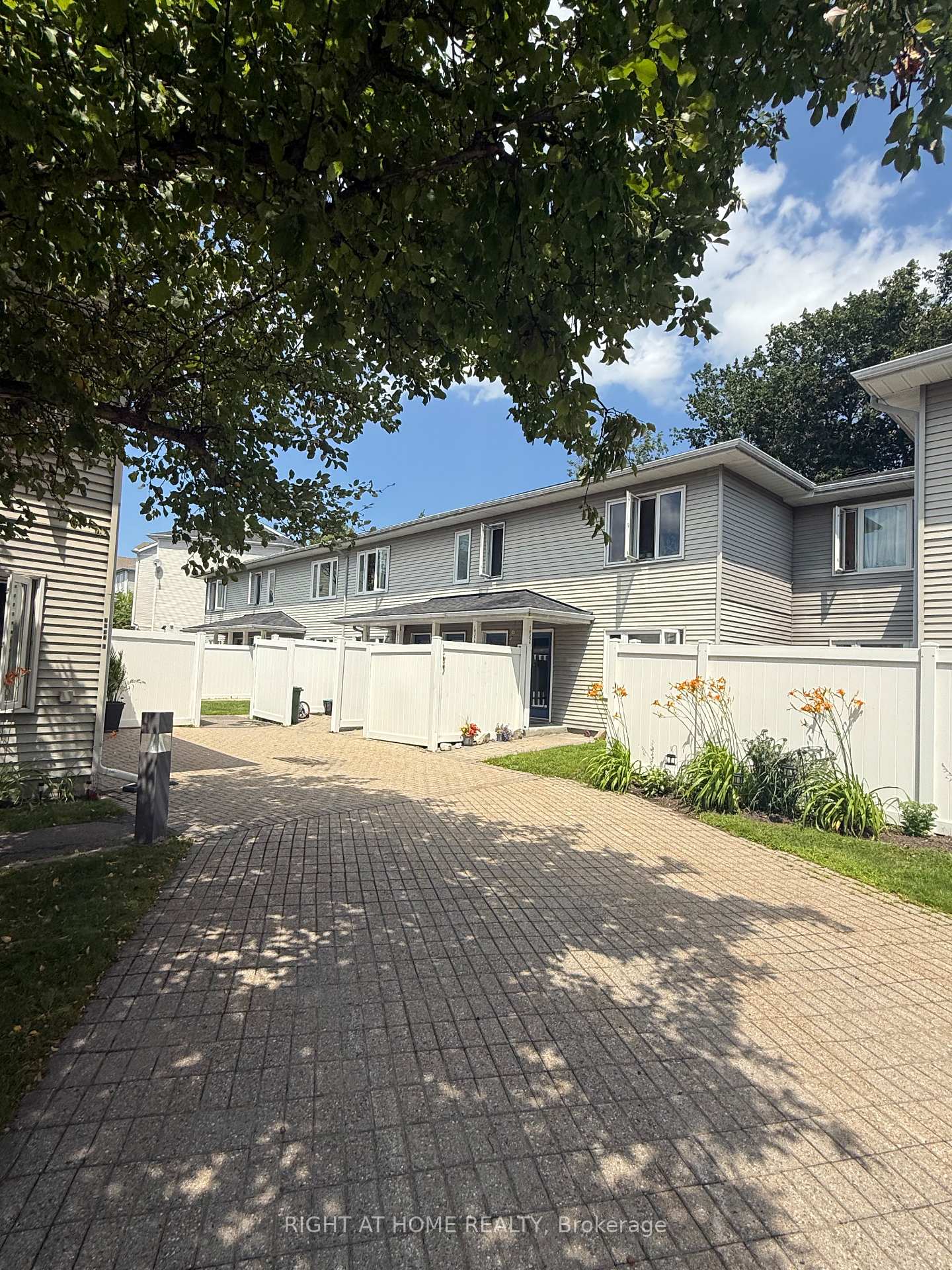 B - 1035 Cummings Avenue, Cyrville - Carson Grove - Pineview, ON, exterior