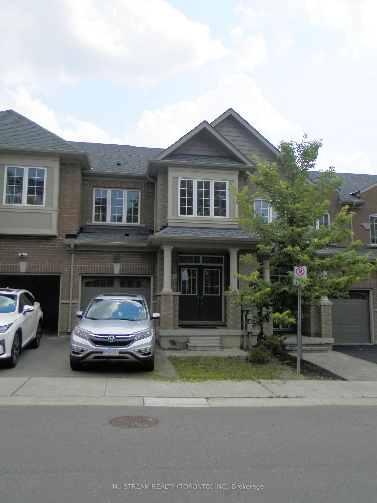 208 Harding Park Street, Newmarket, ON, exterior