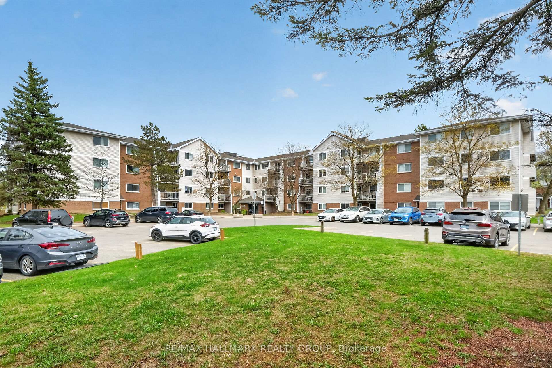 102 - 280 Brittany Drive, Manor Park - Cardinal Glen and Area, ON, exterior