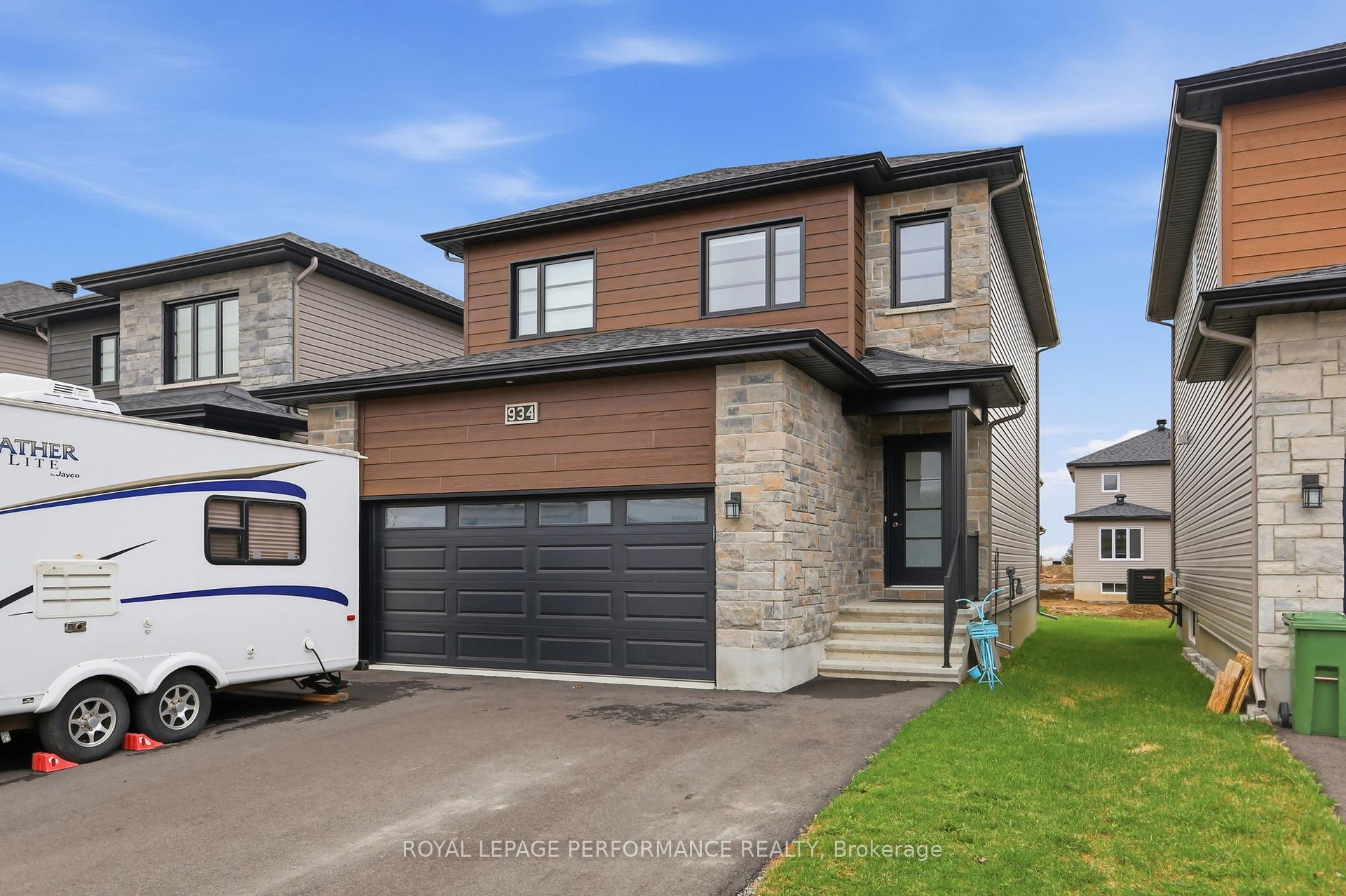 934 Chablis Crescent, Russell, ON, exterior