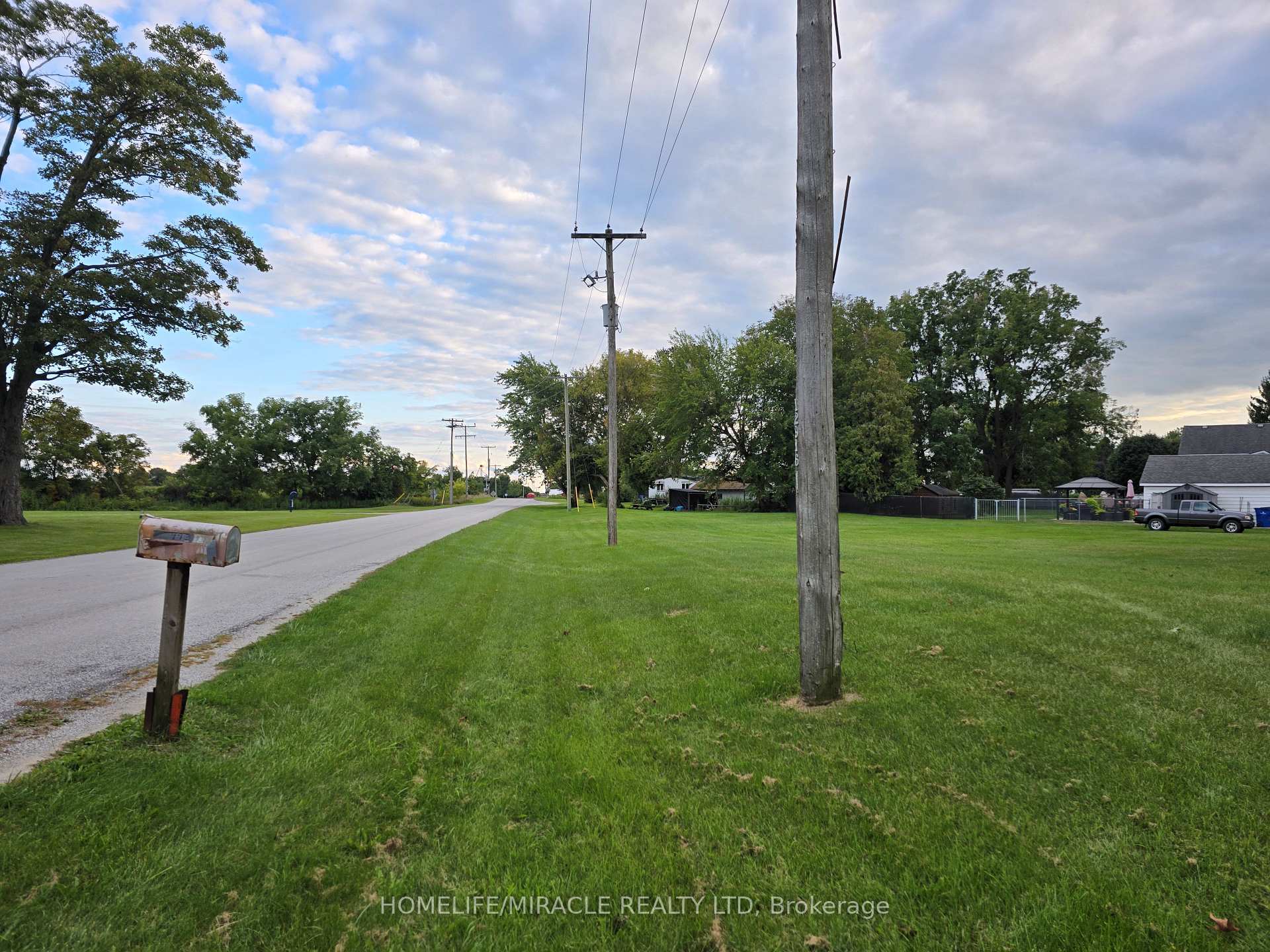 000 Oak Street, Chatham-Kent, ON, exterior