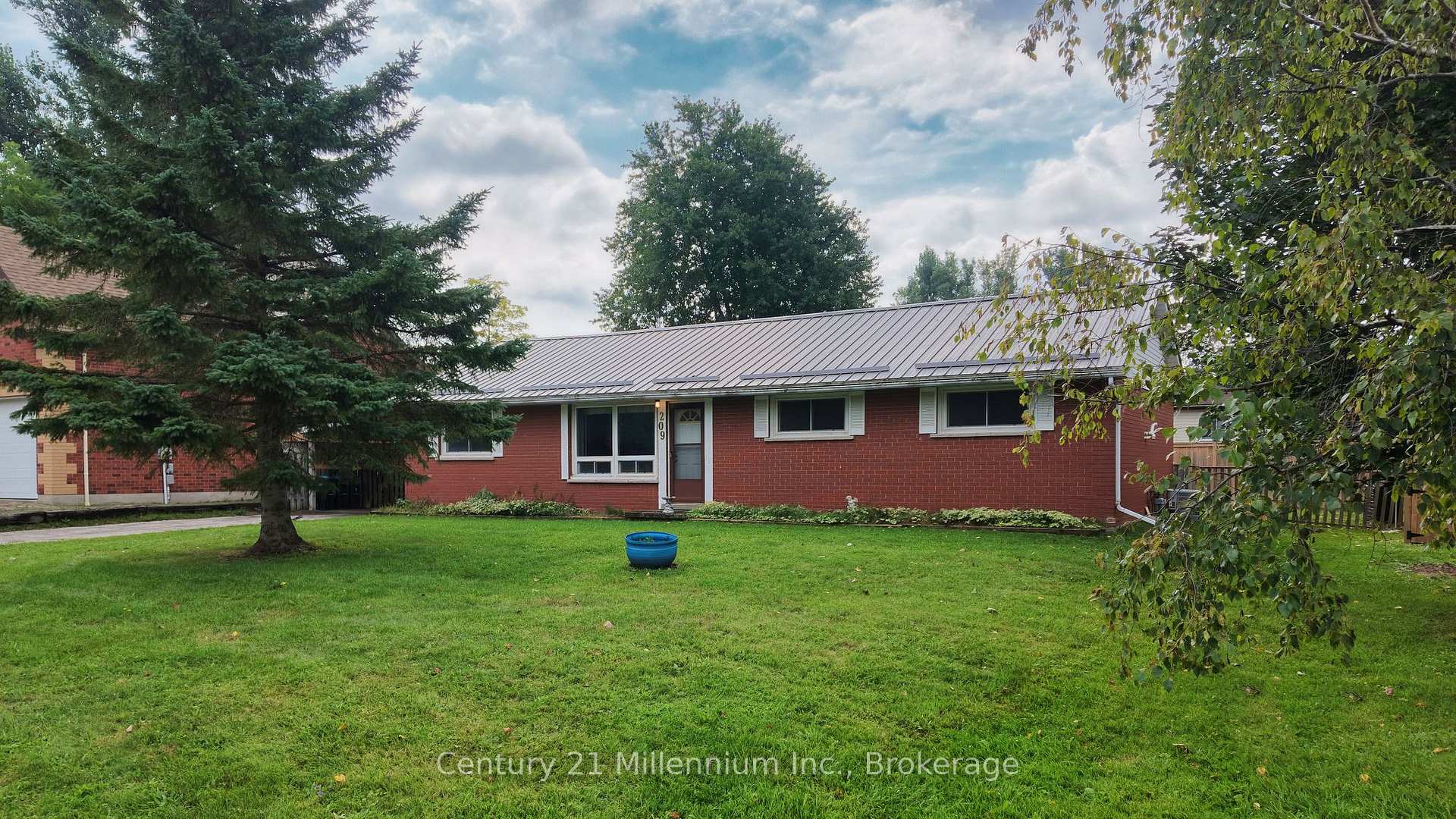 209 John Street, Clearview, ON, exterior