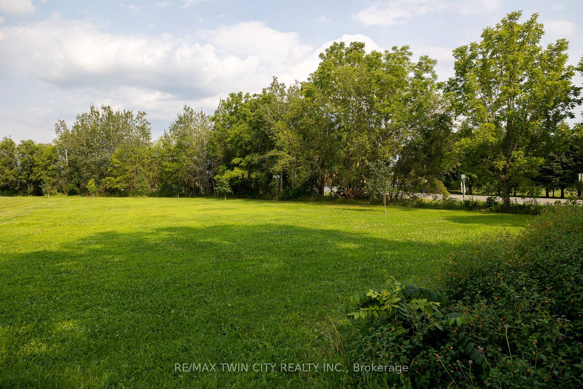 2 KINGS Lane, Brant, ON, exterior