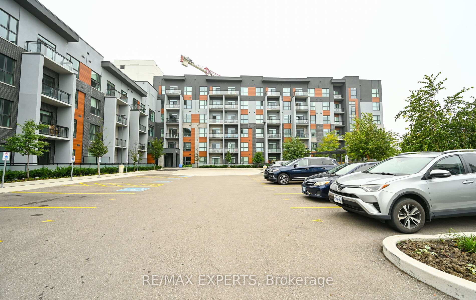 211 - 95 Dundas Street W, Oakville, ON, exterior
