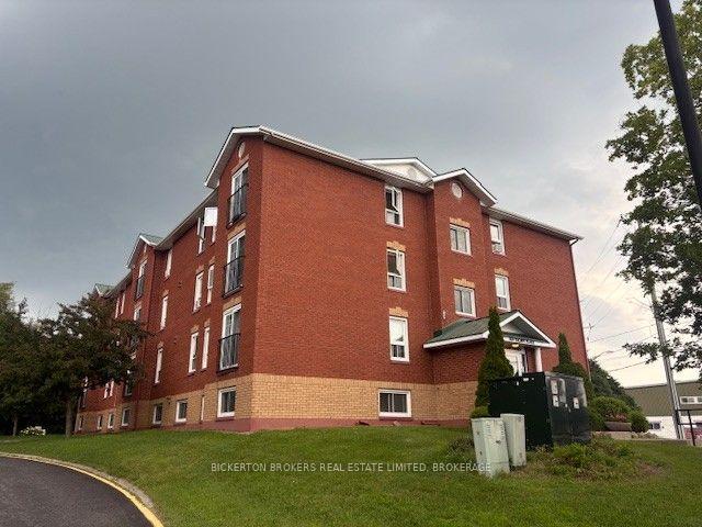 301 - 550 Talbot Place, Gananoque, ON, exterior