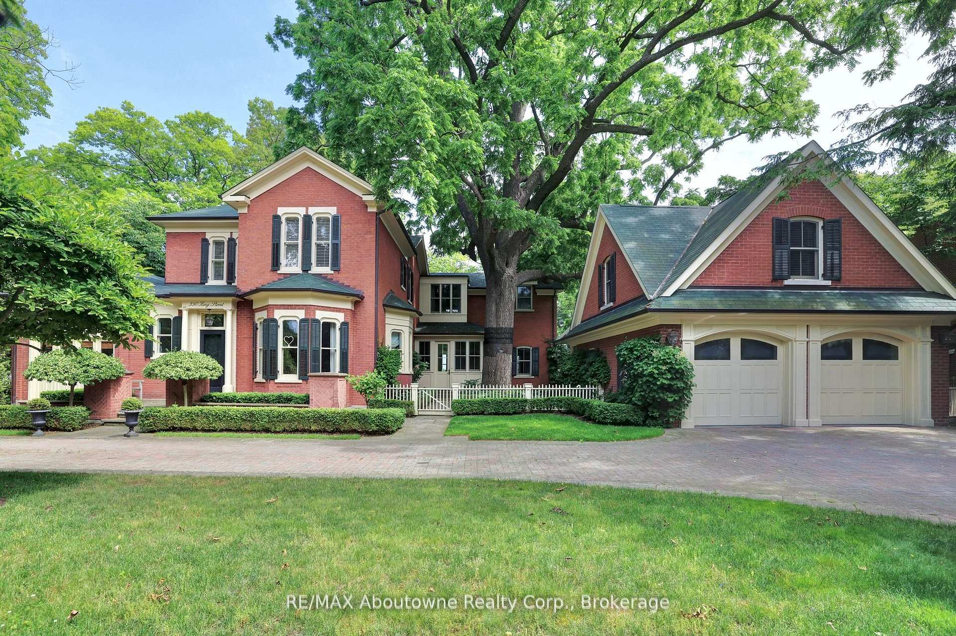 350 King Street, Oakville, ON, exterior