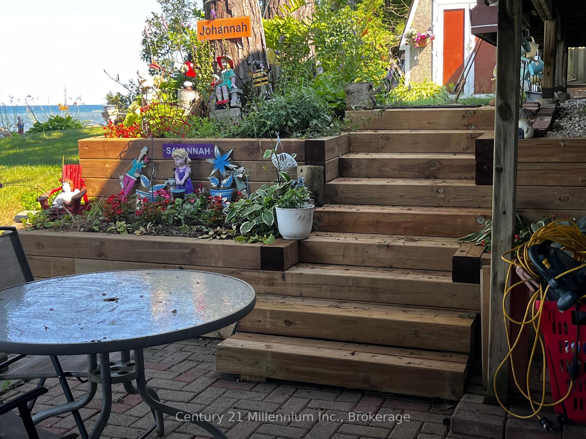 122 Bay Street, Blue Mountains, ON, exterior