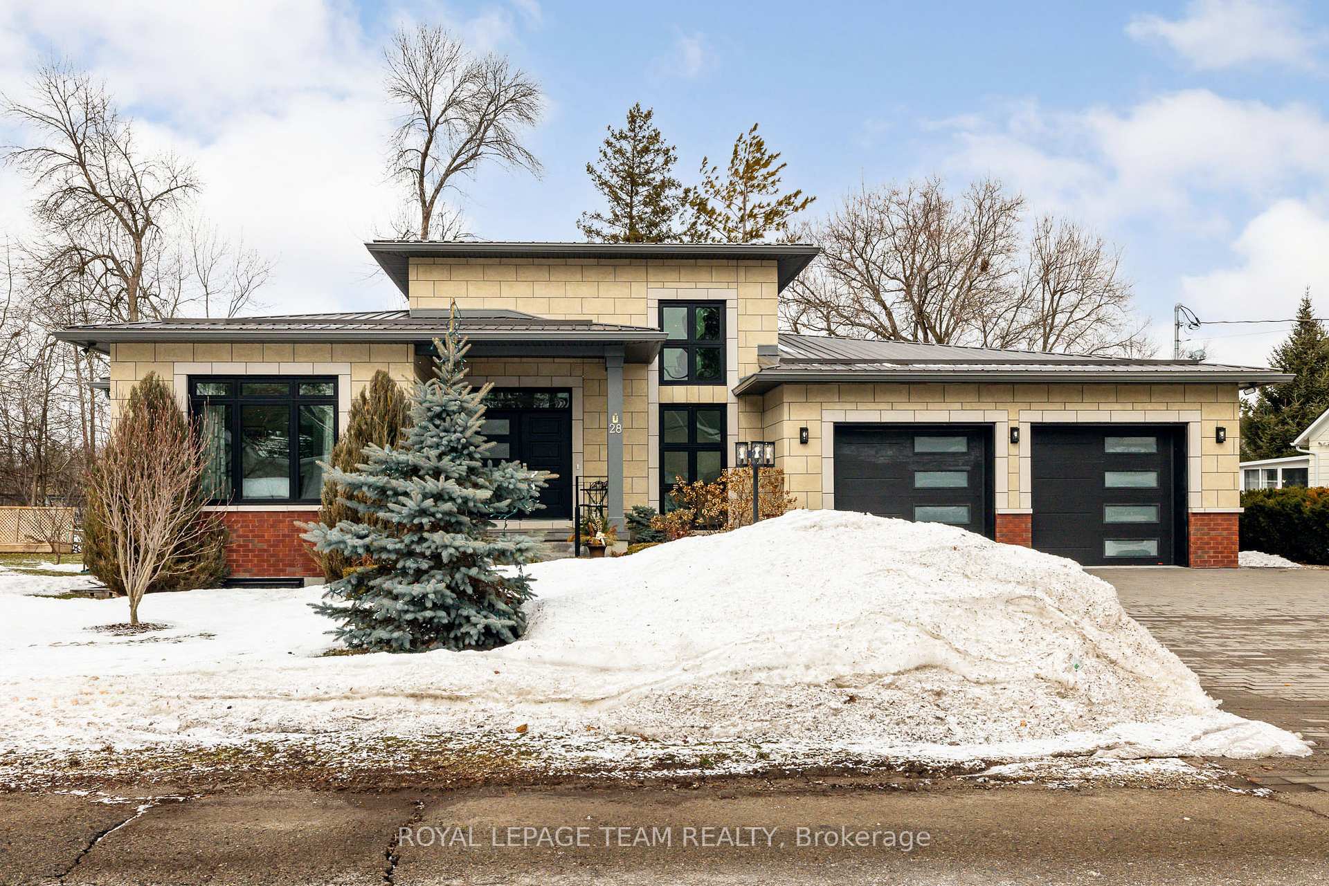 28 George Street, Westport, ON, exterior