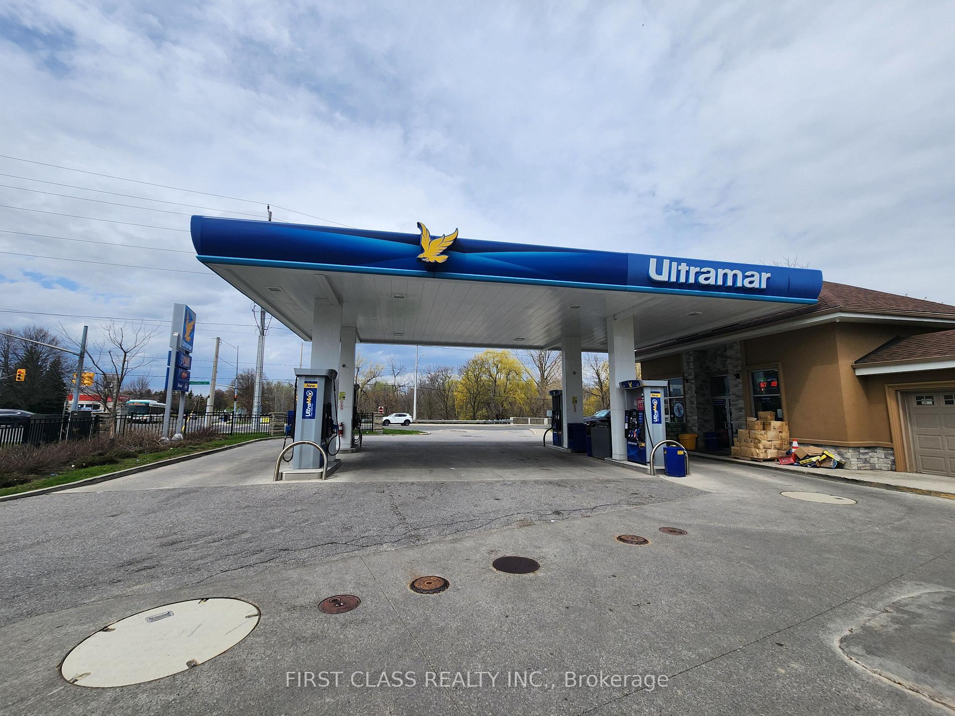 951 Dundas Street W, Whitby, ON, exterior