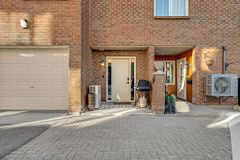 106 Stratas Court N, Kanata, ON, exterior