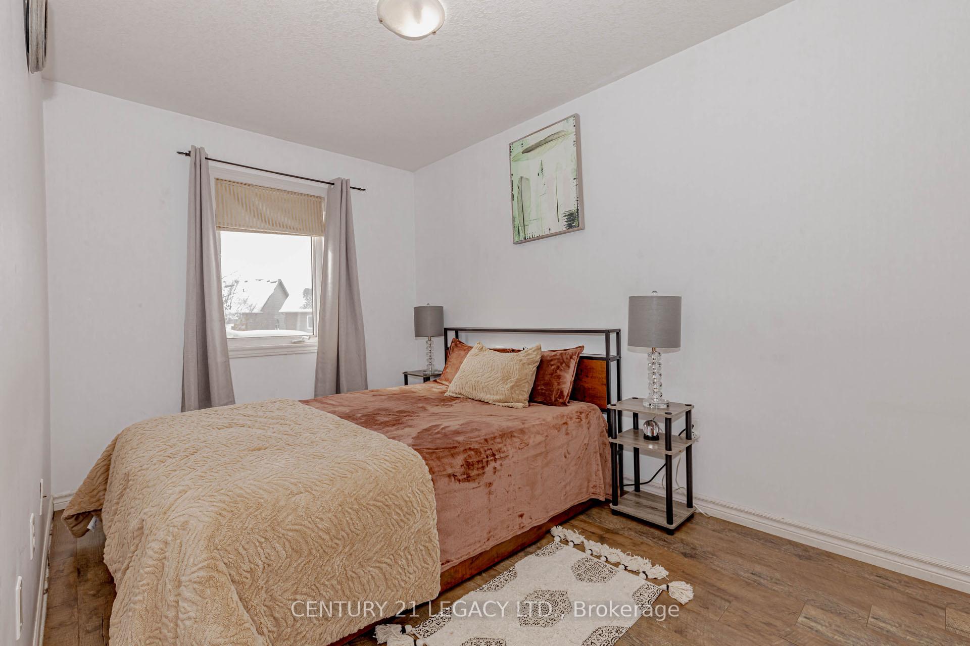 35 OLDFIELD Drive, Guelph, ON, exterior