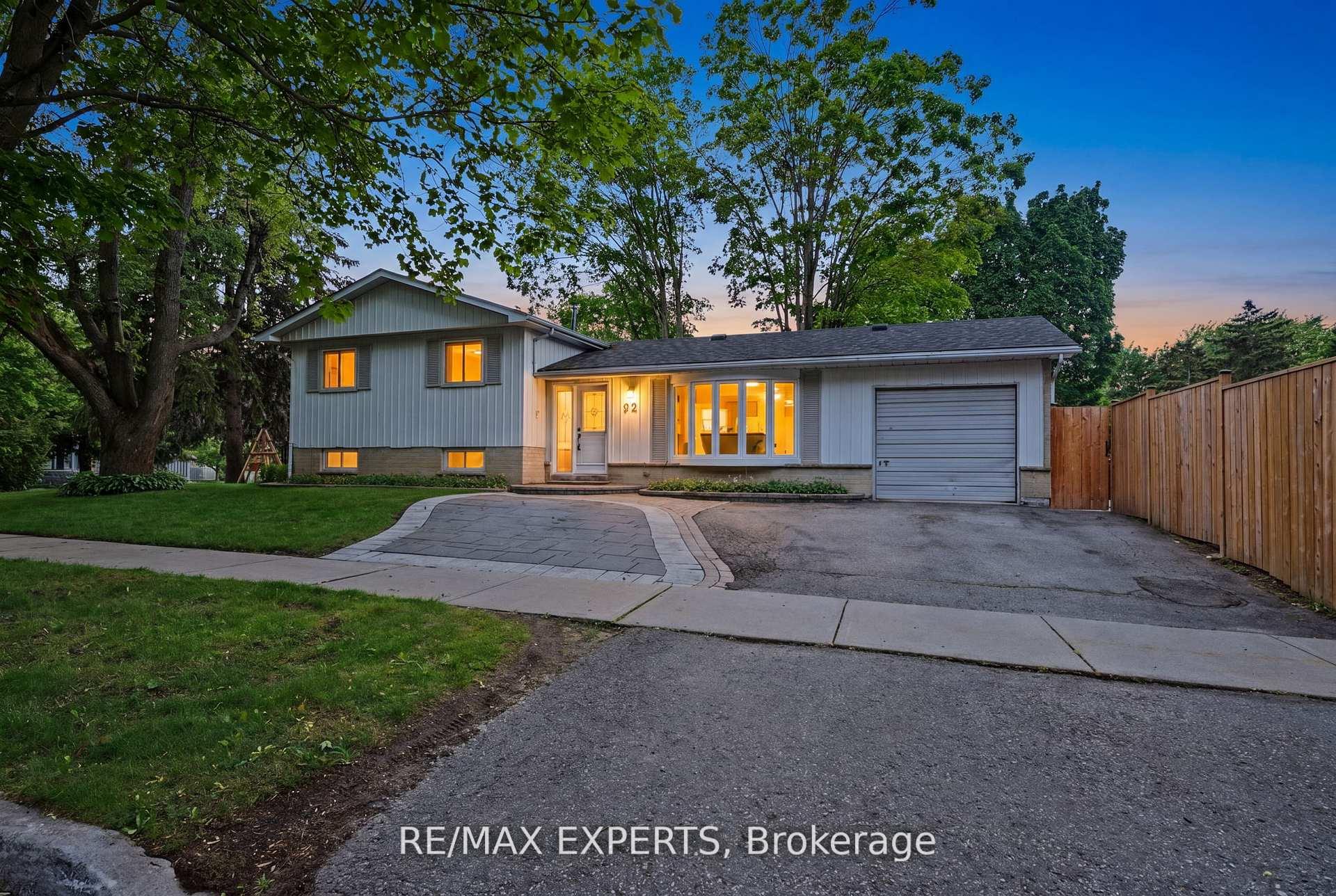 32 Oak Court, Aurora, ON, exterior