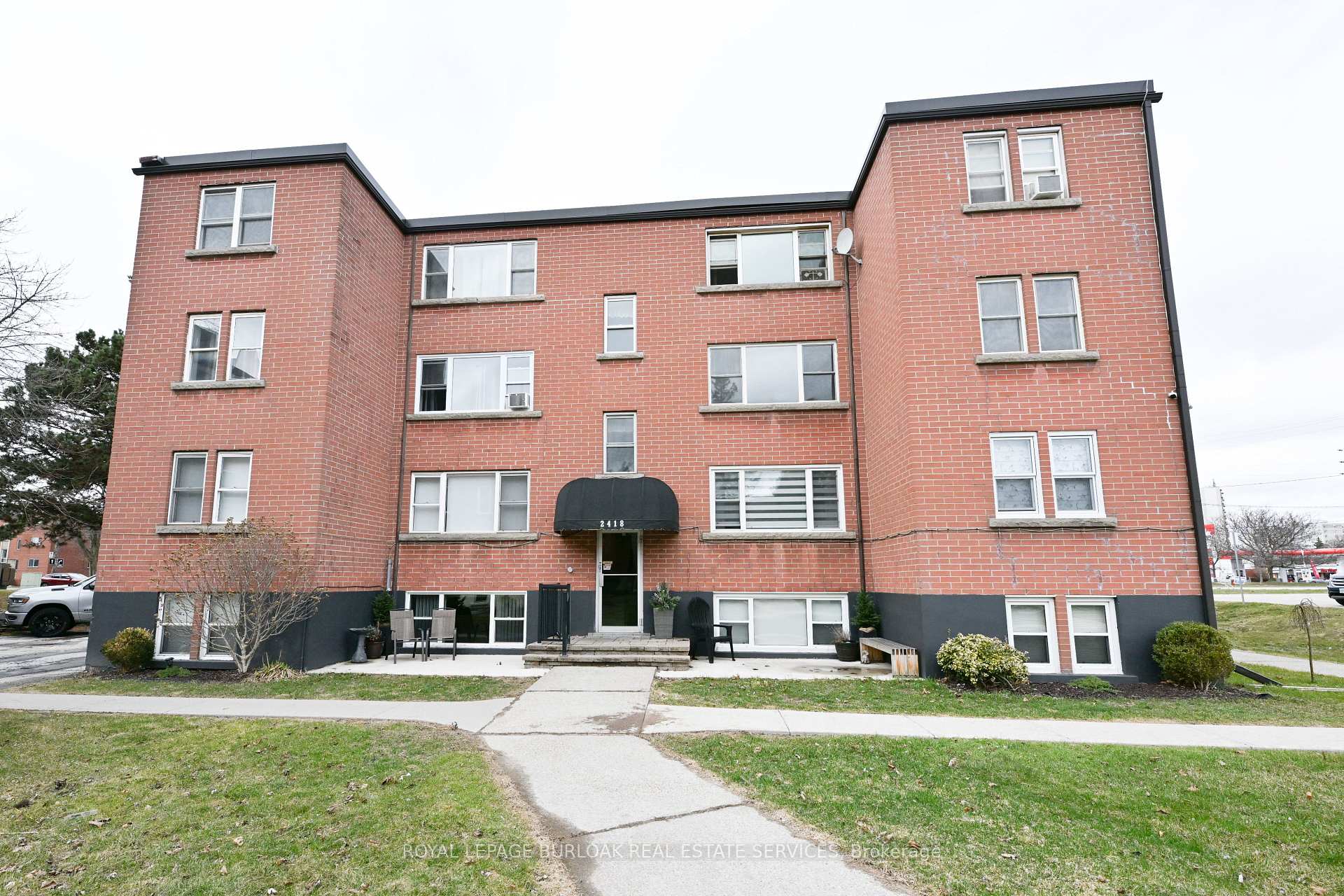 11 - 2418 New Street, Burlington, ON, exterior