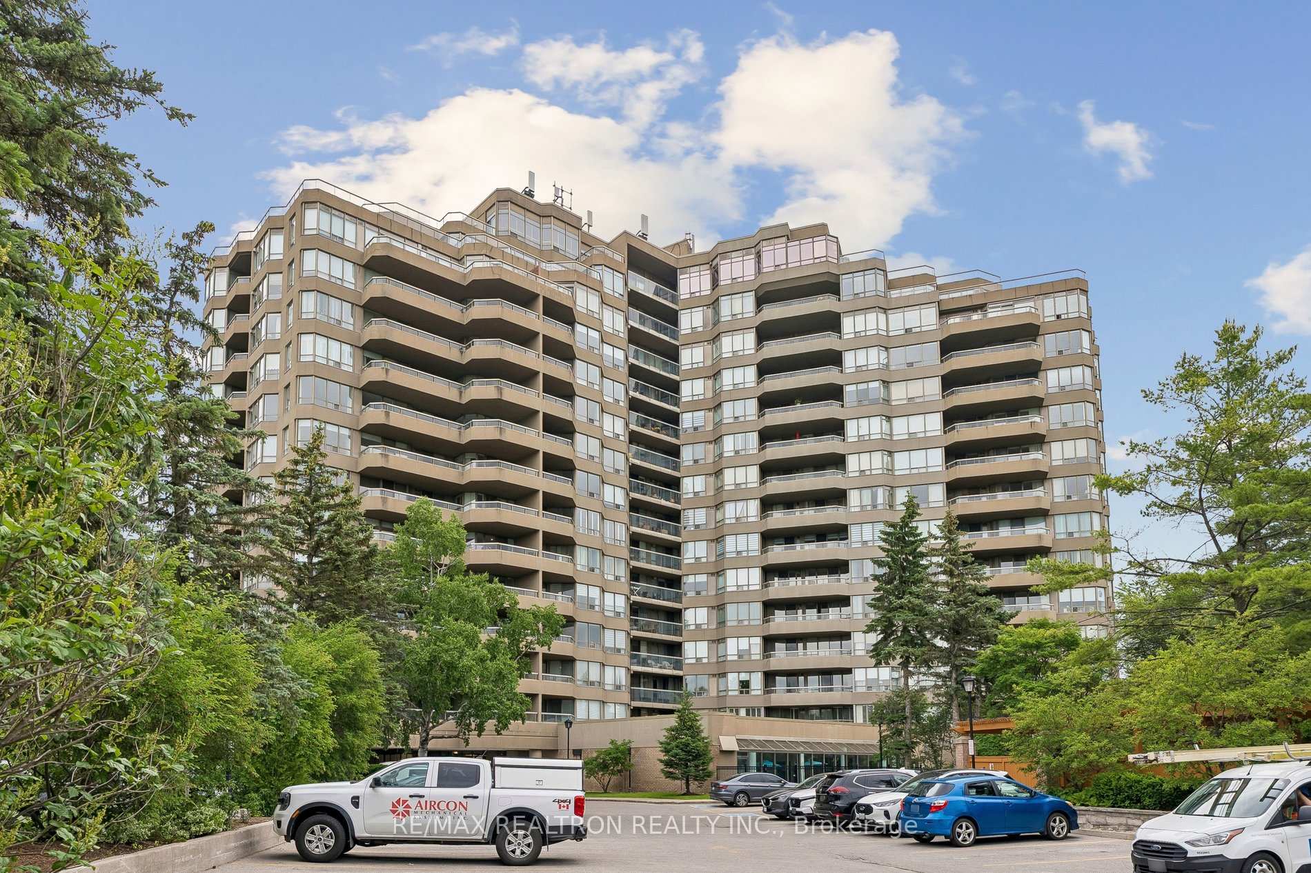 1215 - 610 Bullock Drive, Markham, ON, exterior
