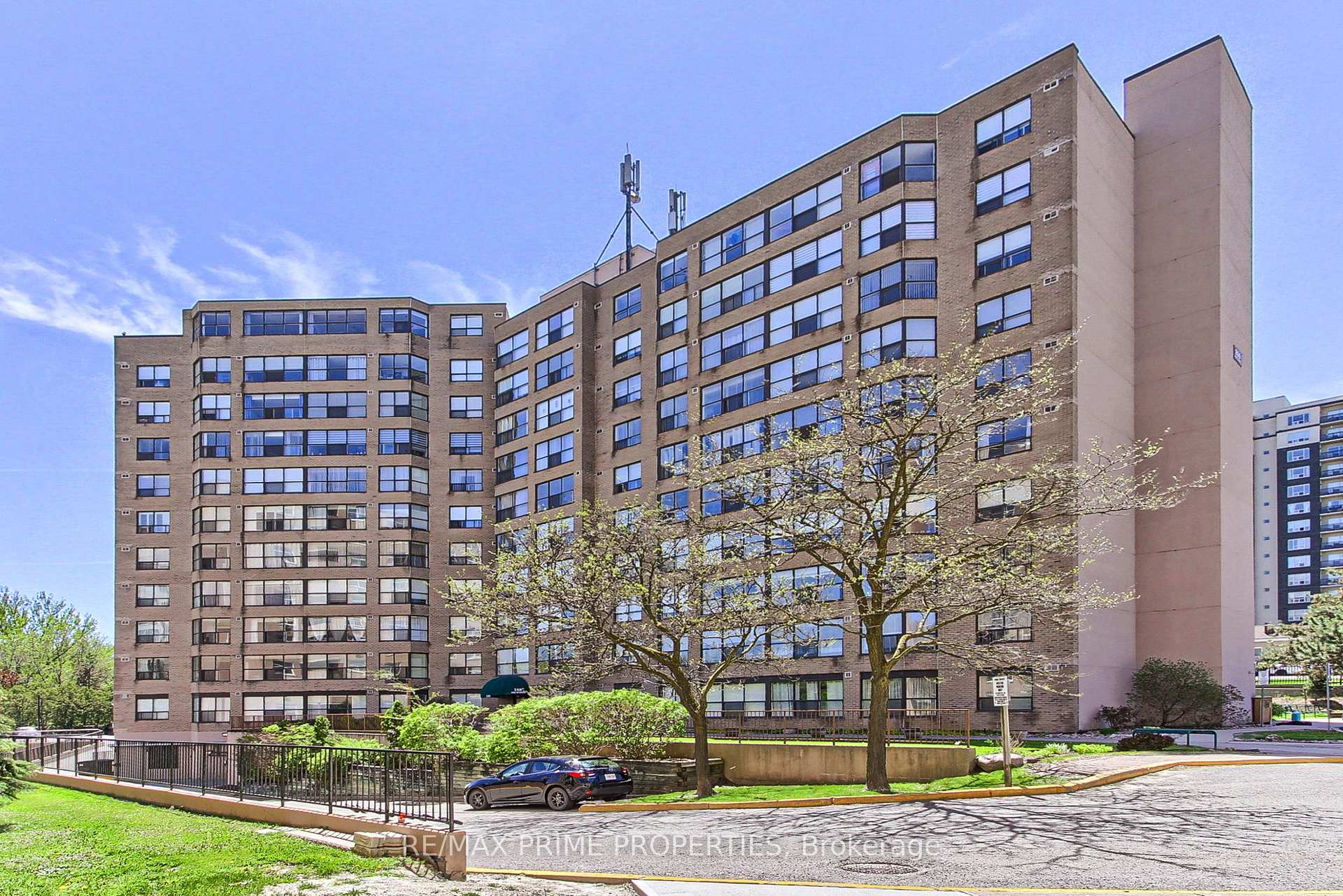 603 - 250 Davis Drive, Newmarket, ON, exterior