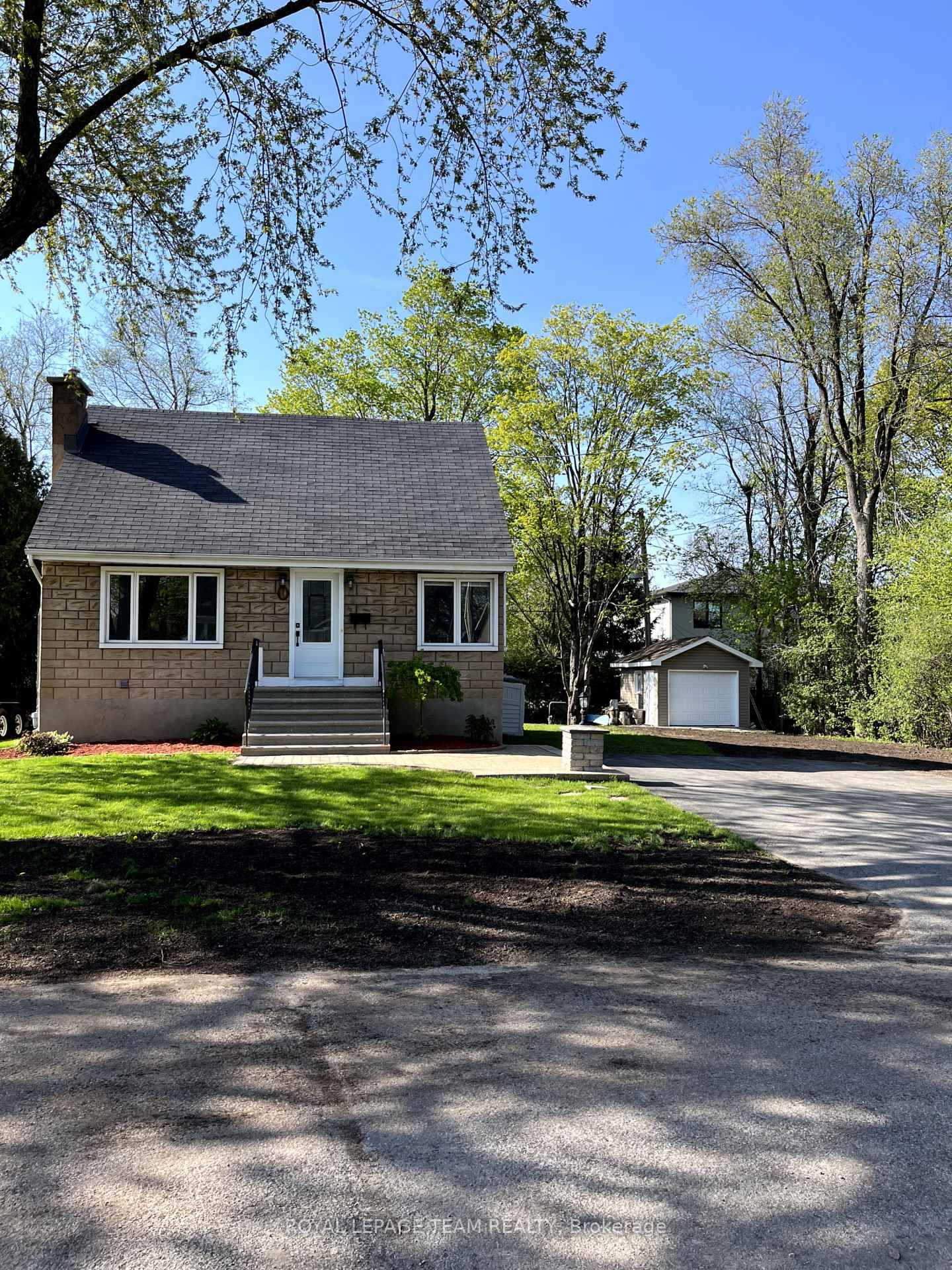 9 Tower Road E, Meadowlands - Crestview and Area, ON, exterior
