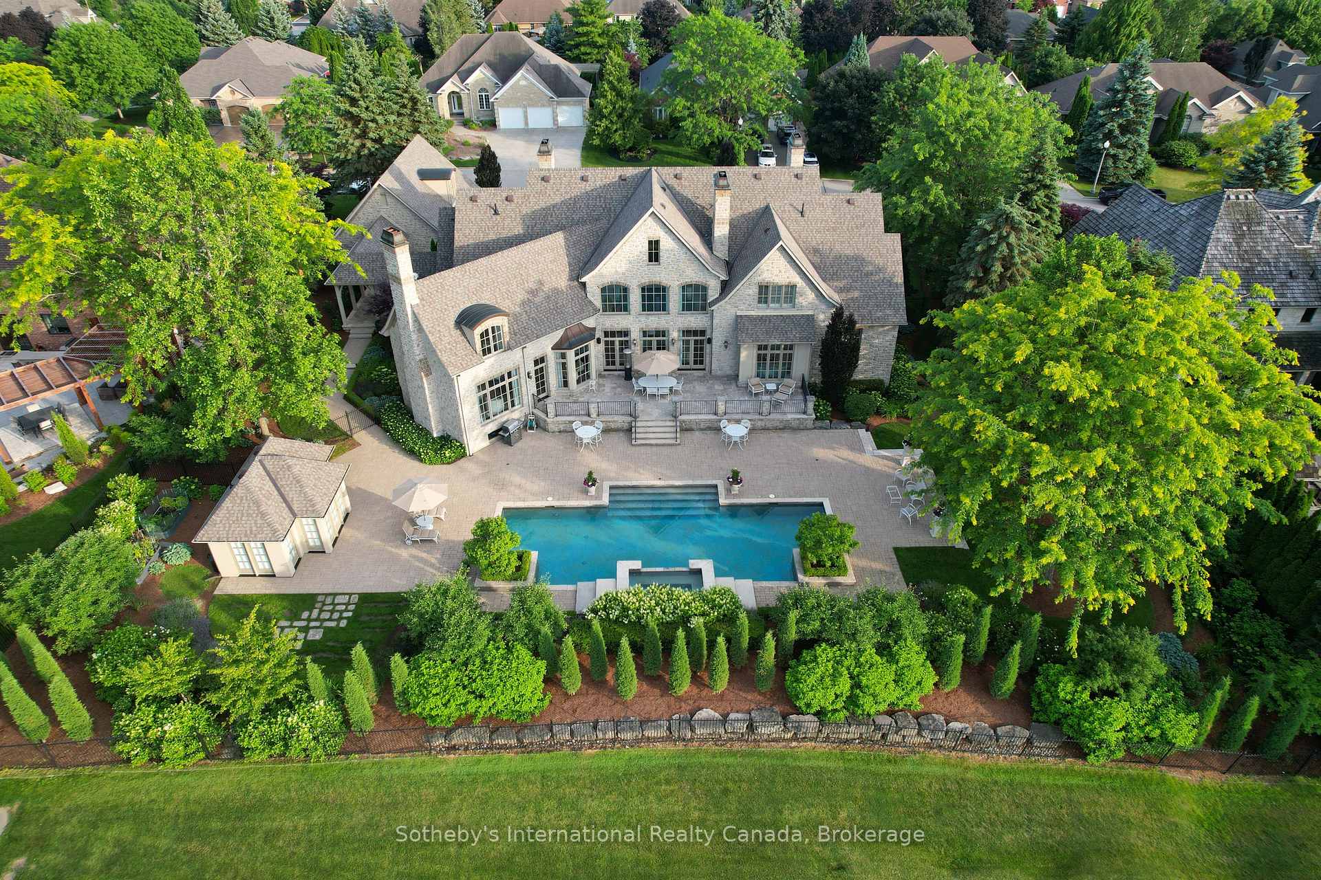 28 Deer Ridge Crescent, Kitchener, ON, exterior