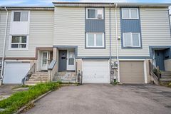 40 Hoskins Square, Brampton, ON, exterior