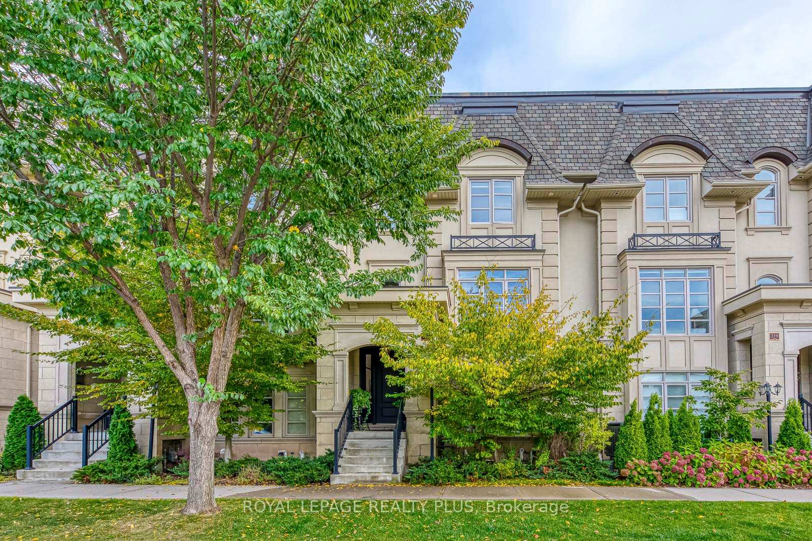221 Hanover Street, Oakville, ON, exterior