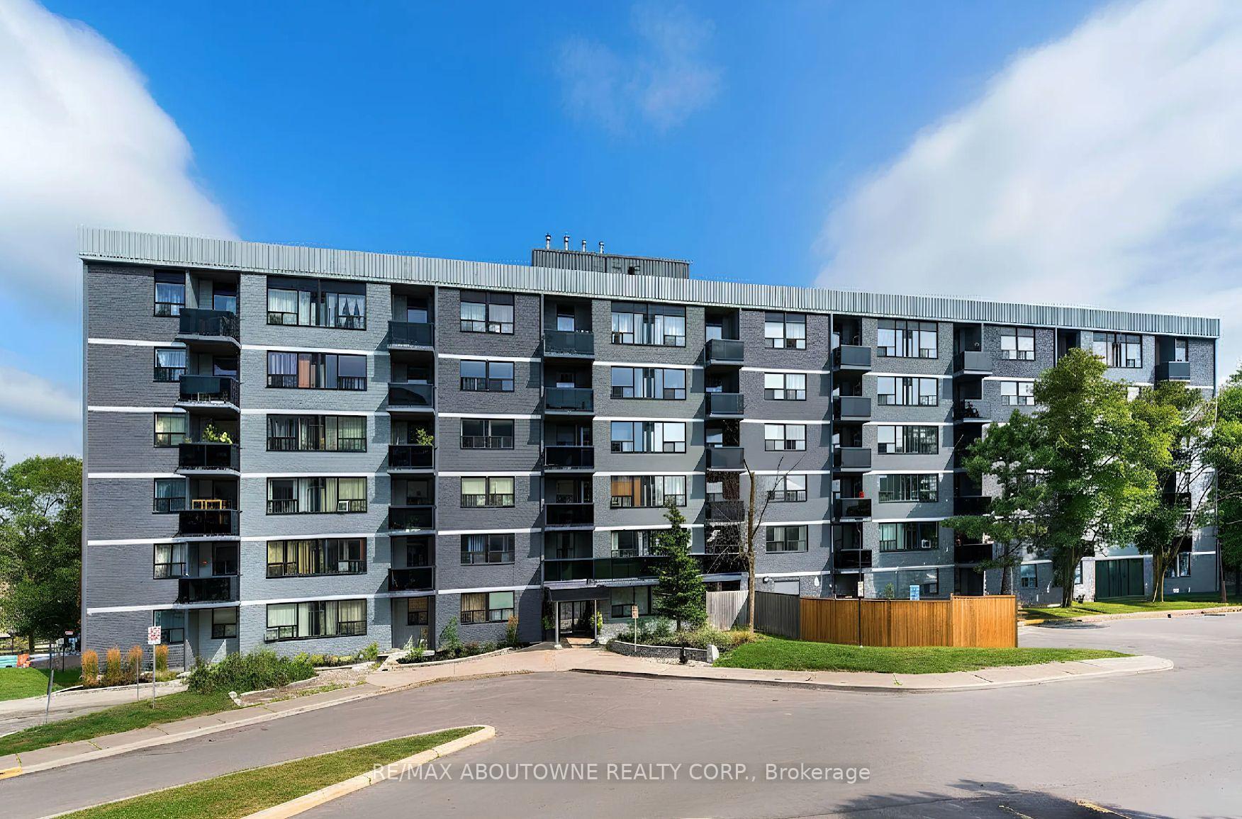513 - 145 Wellington Street W, Aurora, ON, exterior