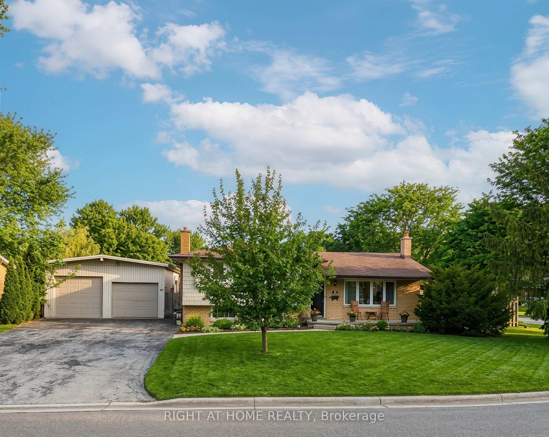 68 Downing Crescent, London South, ON, exterior