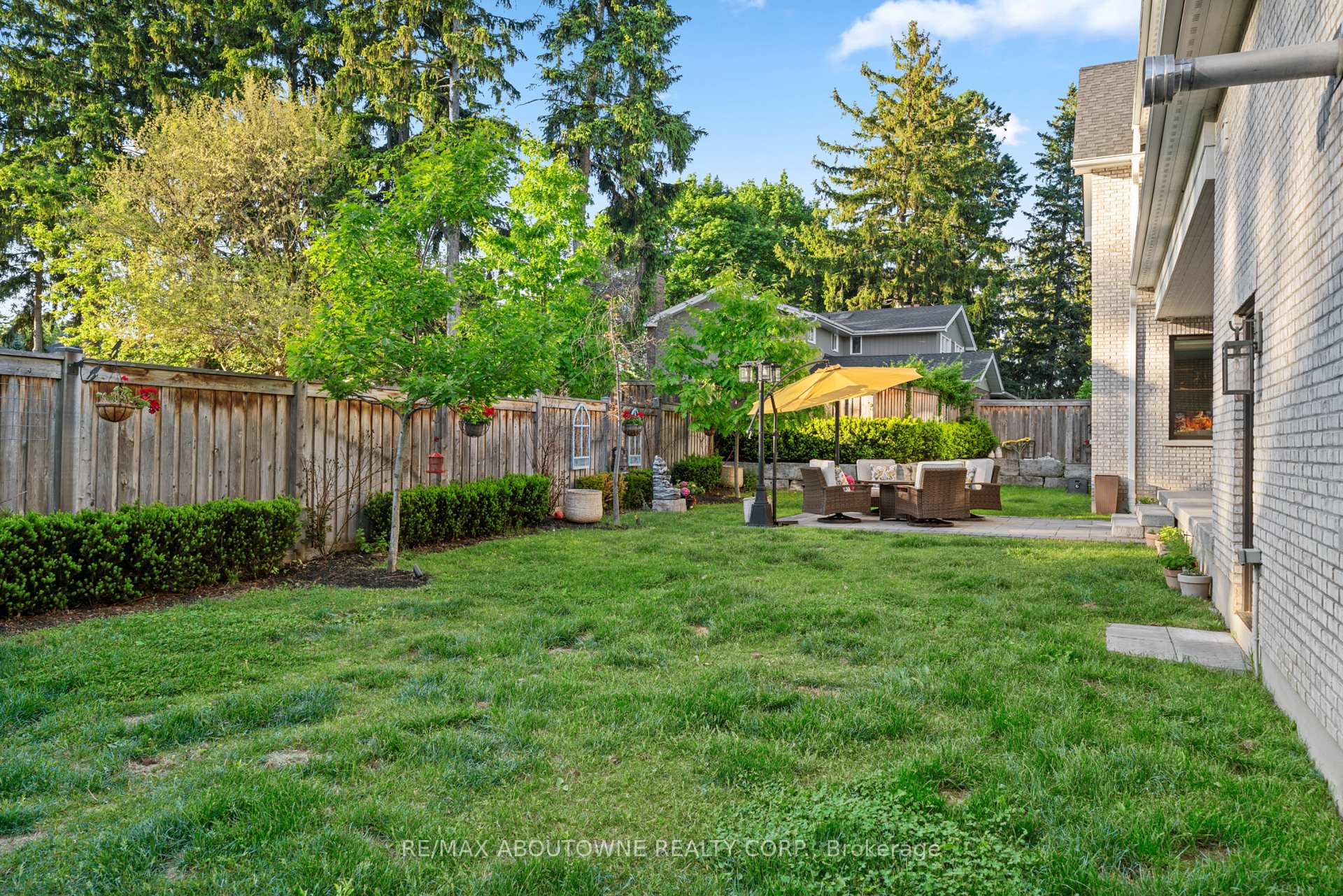 489 Lakeshore Road W, Oakville, ON, exterior