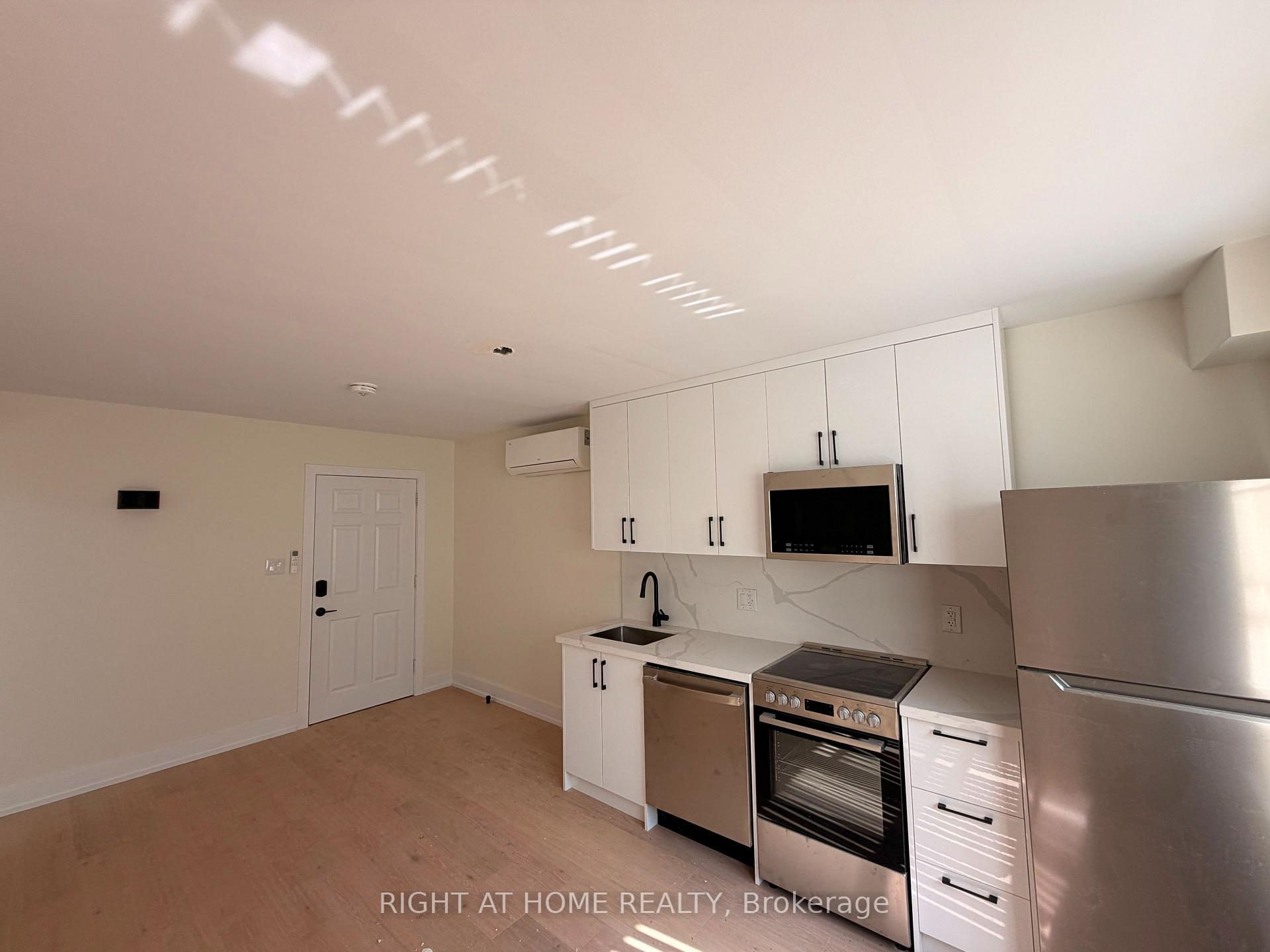 202 - 3384 Lake Shore Boulevard W, Toronto W06, ON, exterior