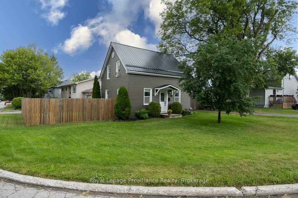 61 Pelham Street, Quinte West, ON, exterior