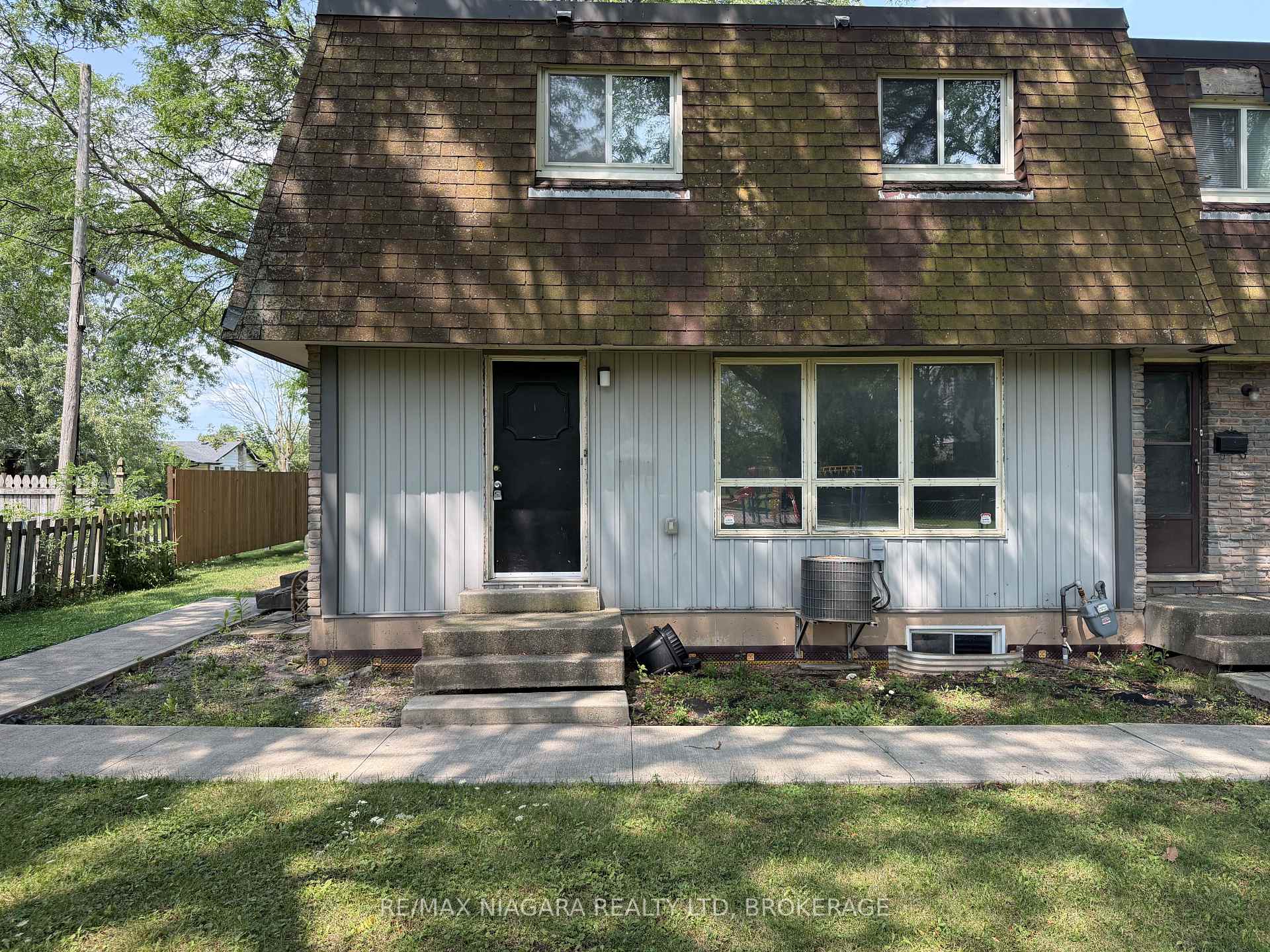 1 - 21 Woodlawn Road, Welland, ON, exterior