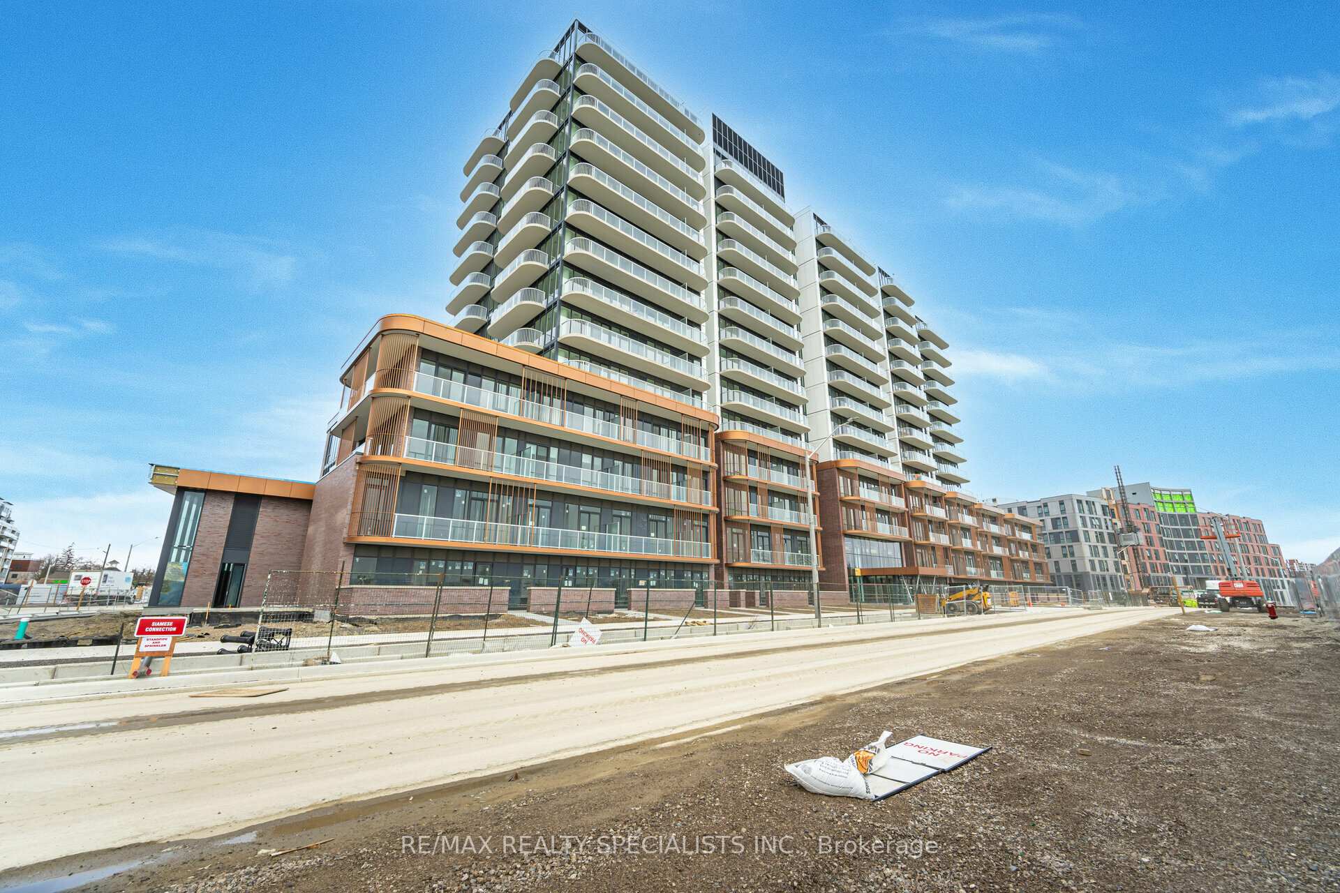 313 - 220 Missinnihe Way, Mississauga, ON, exterior