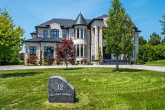 12 Hollywood Crescent, King, ON, exterior