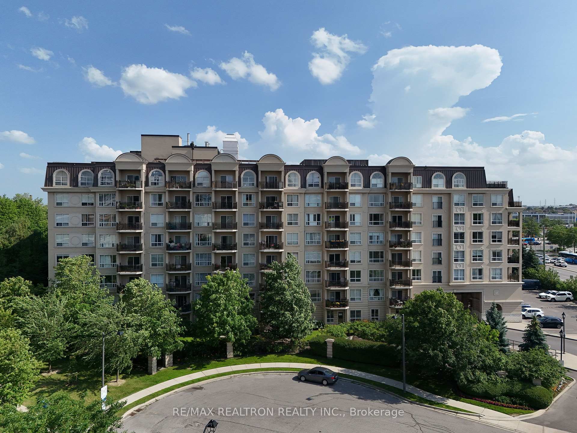 402 - 1 Maison Parc Court, Vaughan, ON, exterior