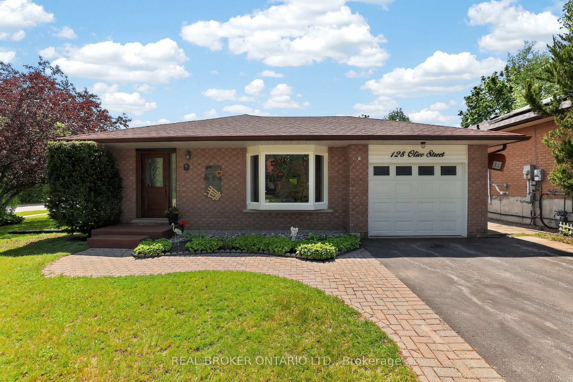 128 Olive Street, East Gwillimbury, ON, exterior