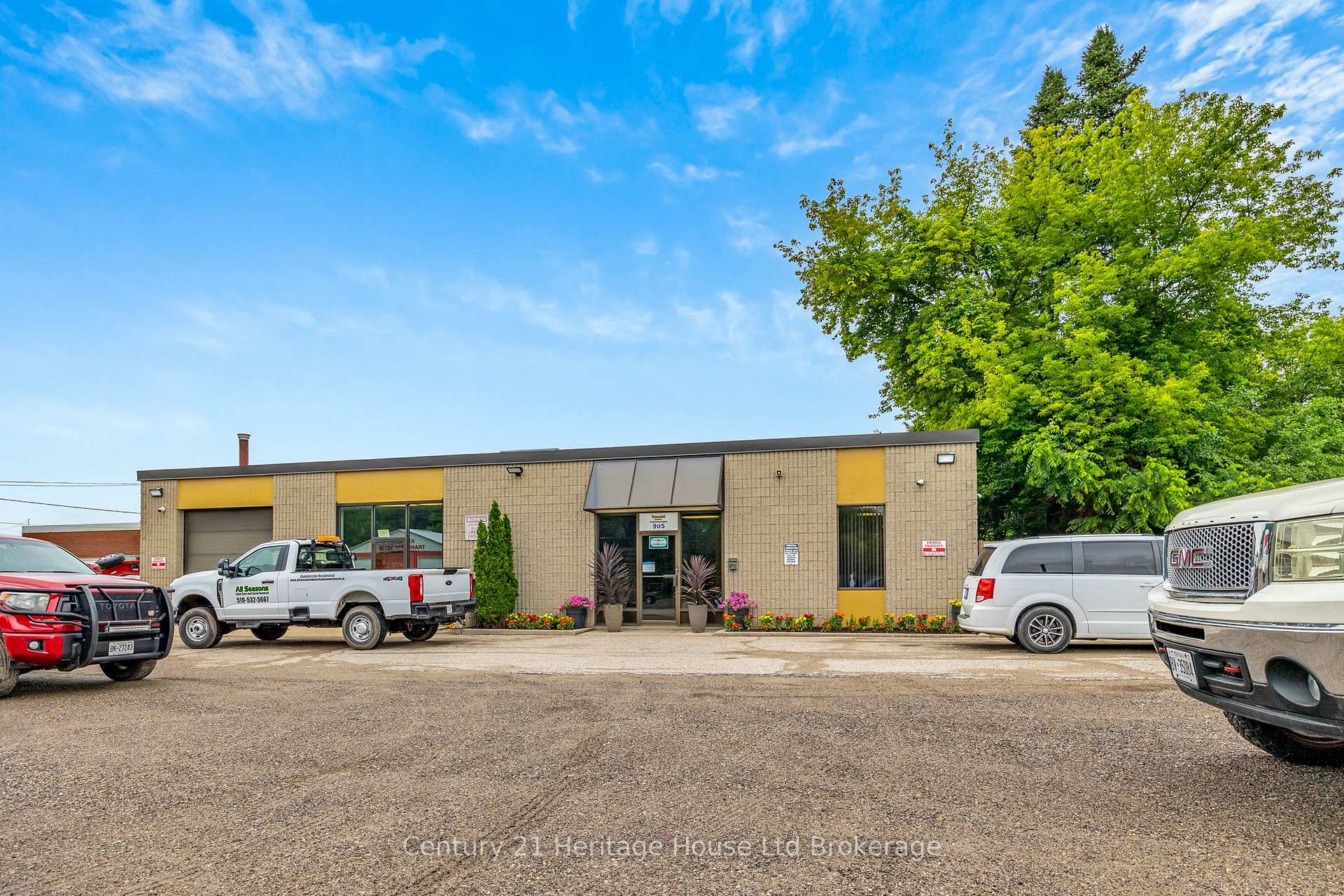 905 Dufferin Street, Woodstock, ON, exterior