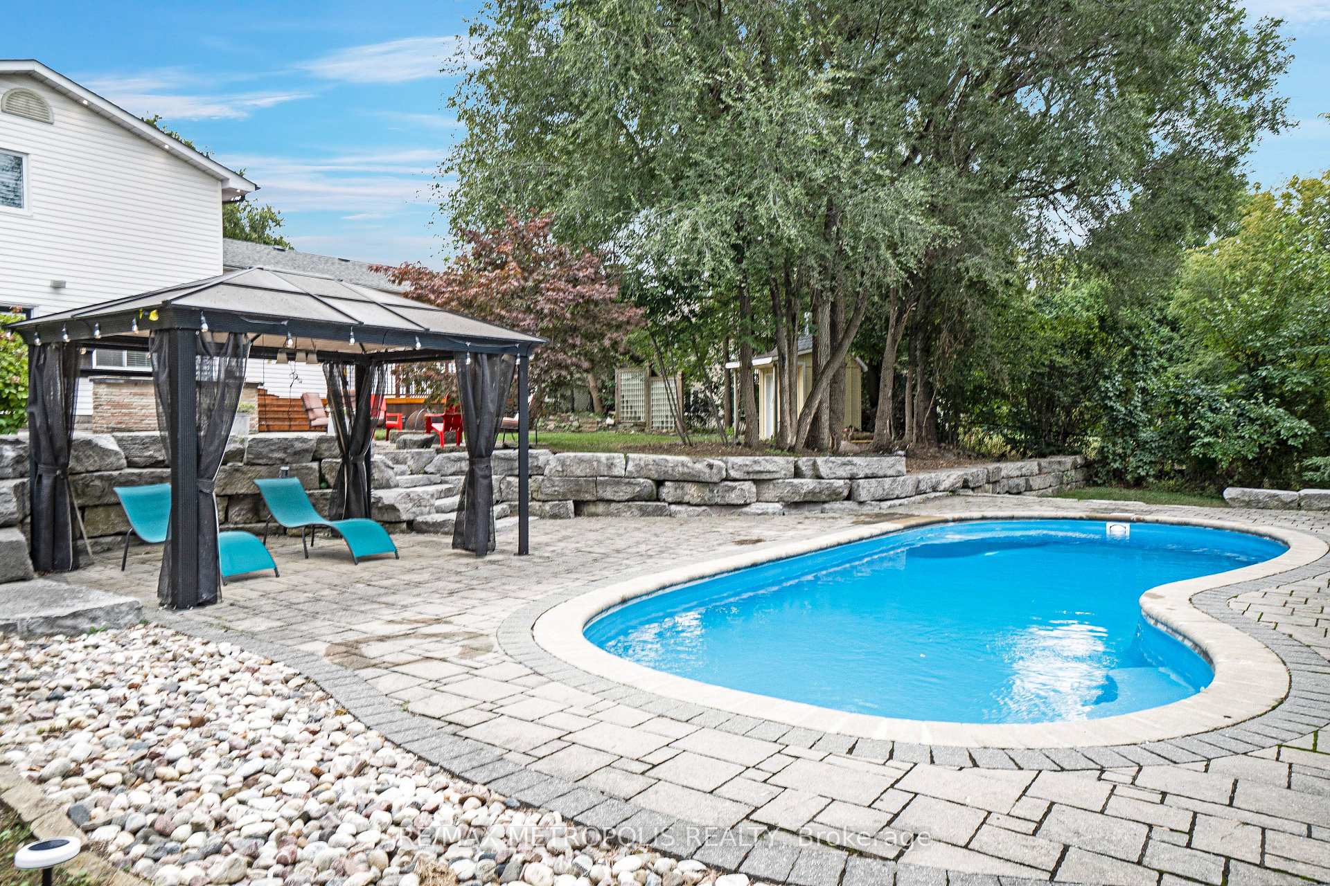 1872 Appleview Road, Pickering, ON, exterior