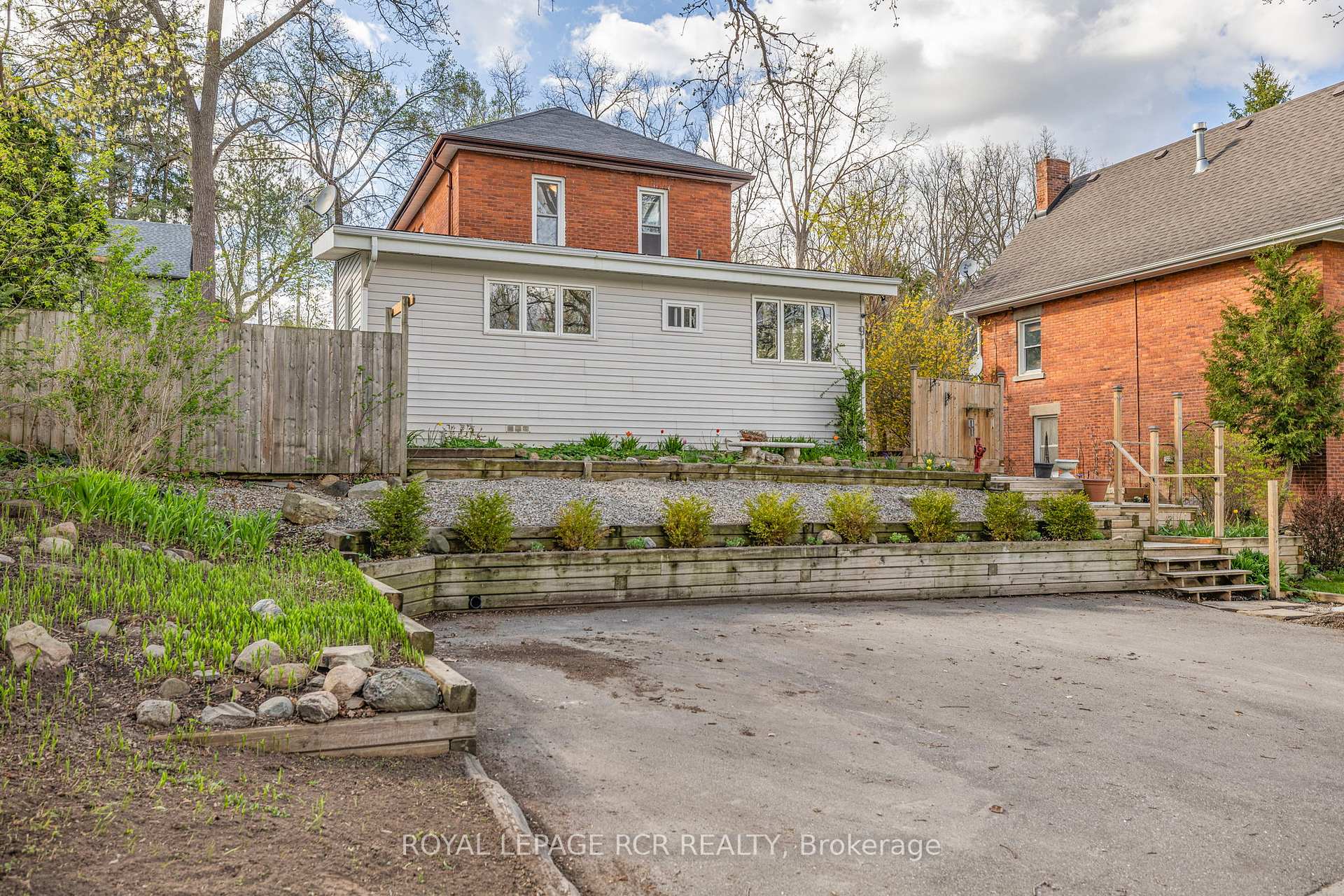 91 King Street W, Caledon, ON, exterior