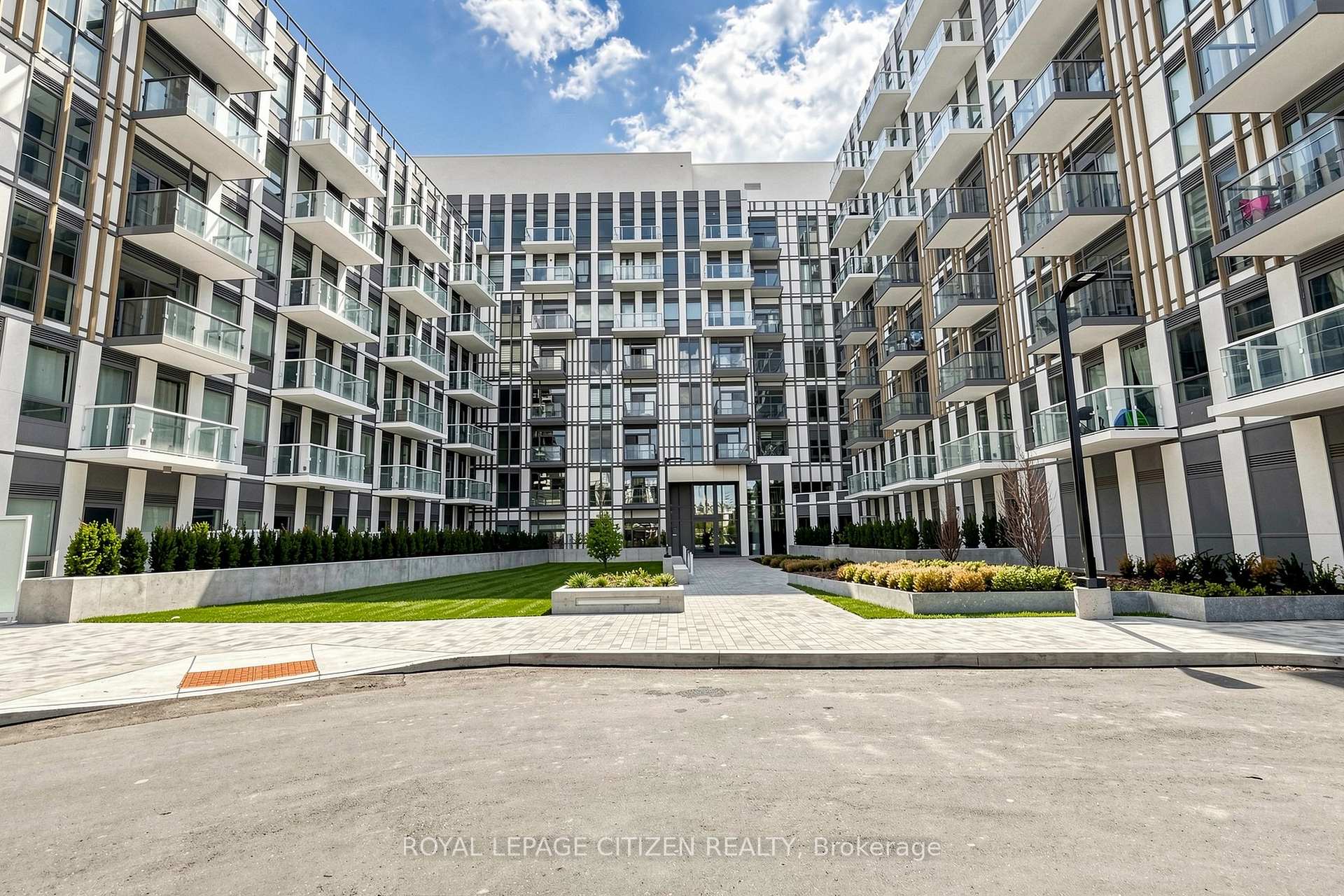 719 - 1005 Dundas Street E, Oakville, ON, exterior
