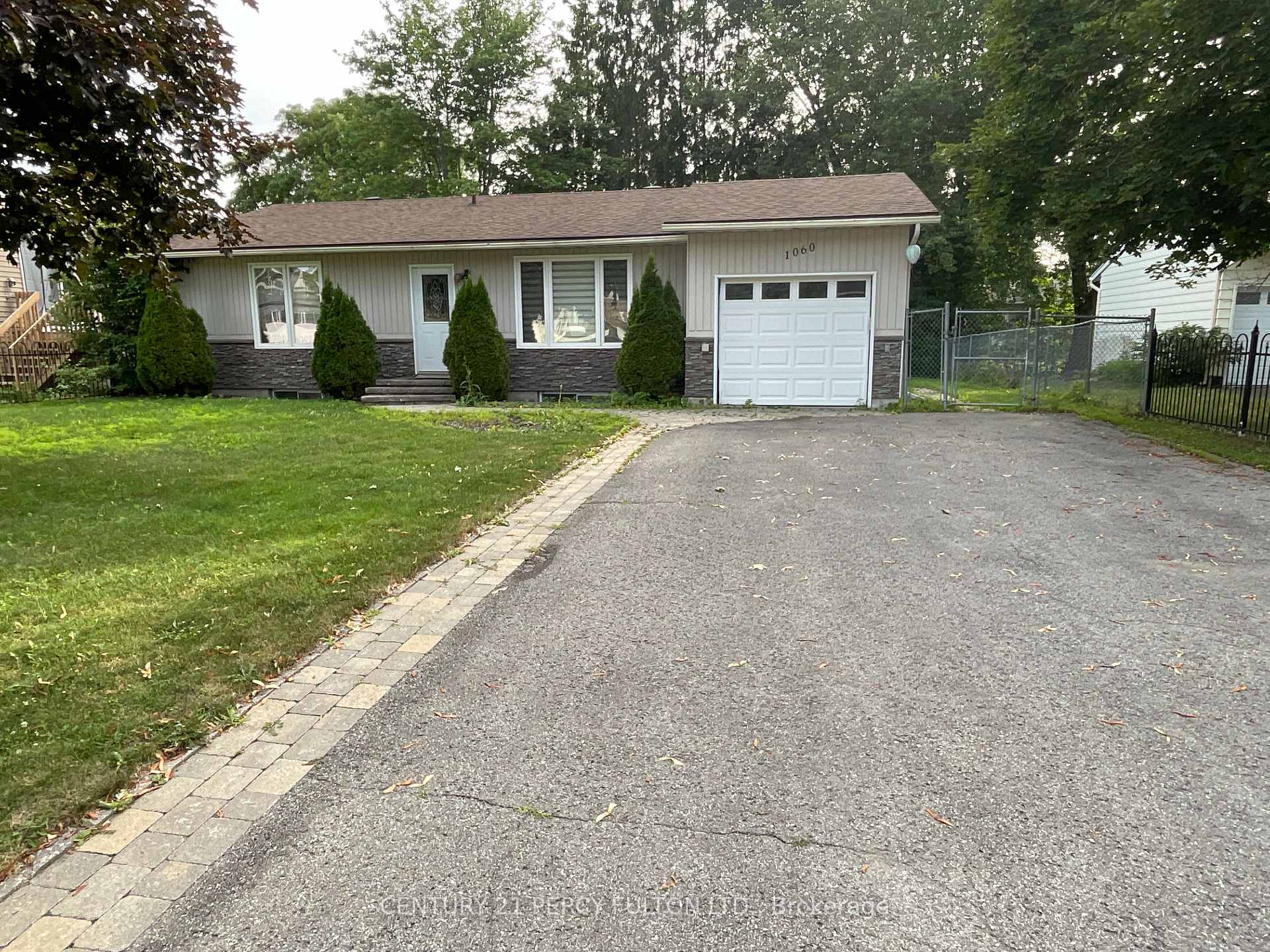 1060 Bourget Avenue, Cyrville - Carson Grove - Pineview, ON, exterior