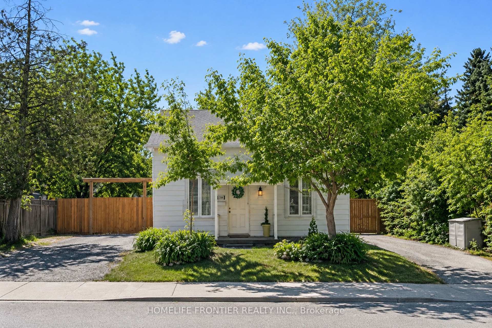 634 Gorham Street, Newmarket, ON, exterior