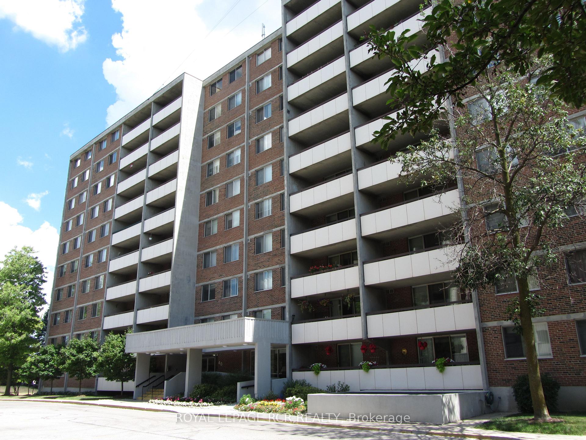 1011 - 40 William Roe Boulevard, Newmarket, ON, exterior