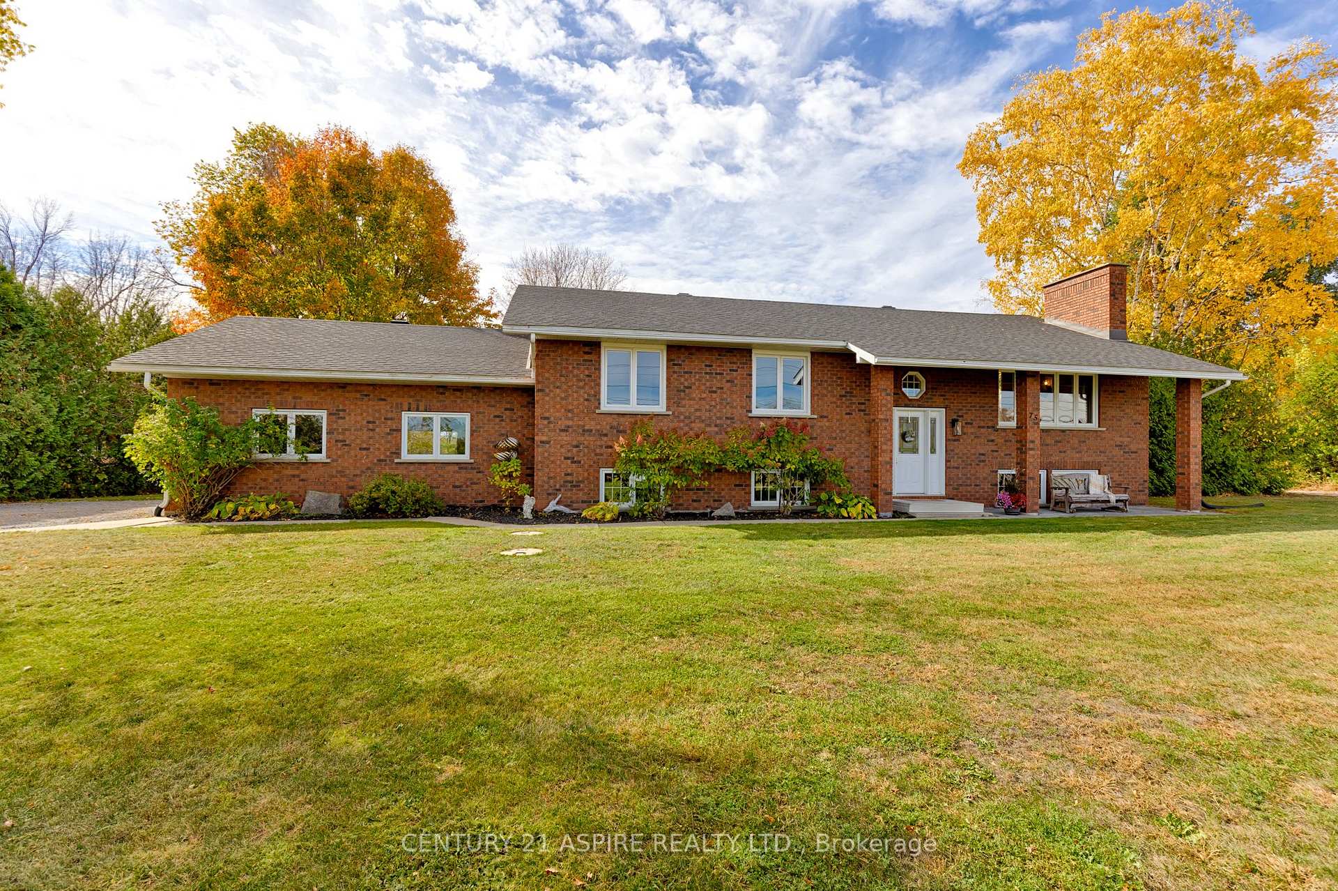 75 Pembroke Street, Whitewater Region, ON, exterior