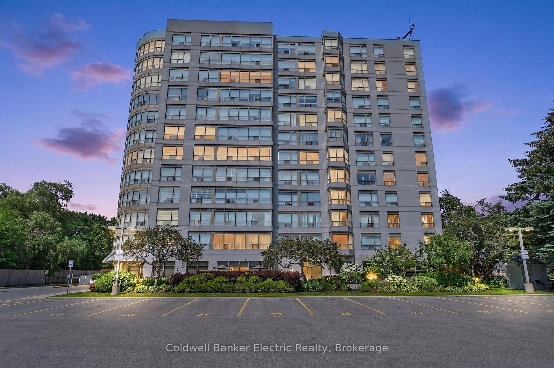 1011 - 712 Rossland Road E, Whitby, ON, exterior